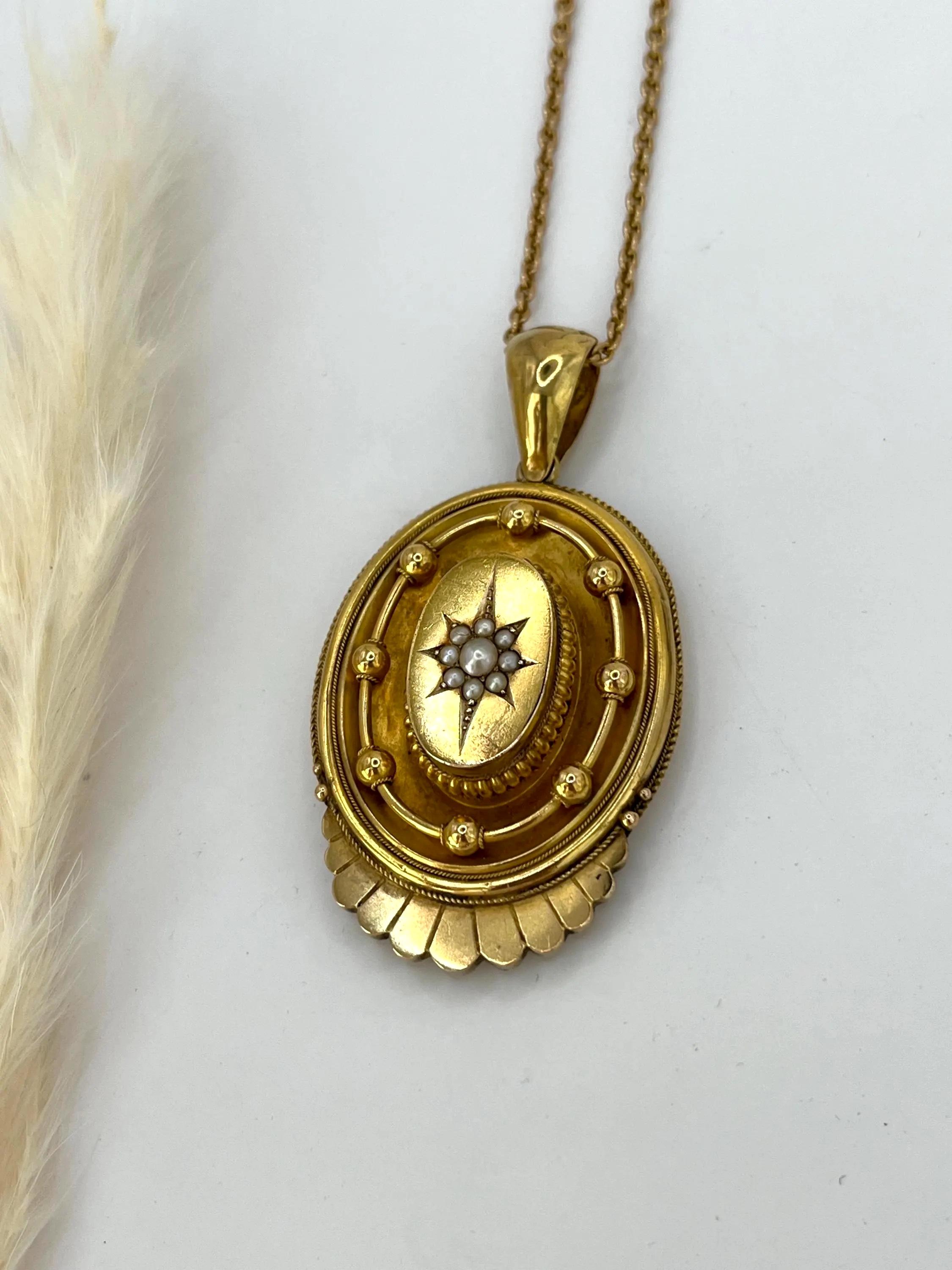Pendentif or antique et perles de rocaille 

Or 15 carats 

Circa 1880

* La chaîne est vendue séparément 

Ce magnifique pendentif en or de l'époque victorienne présente un motif central en forme d'étoile serti de neuf perles de rocaille