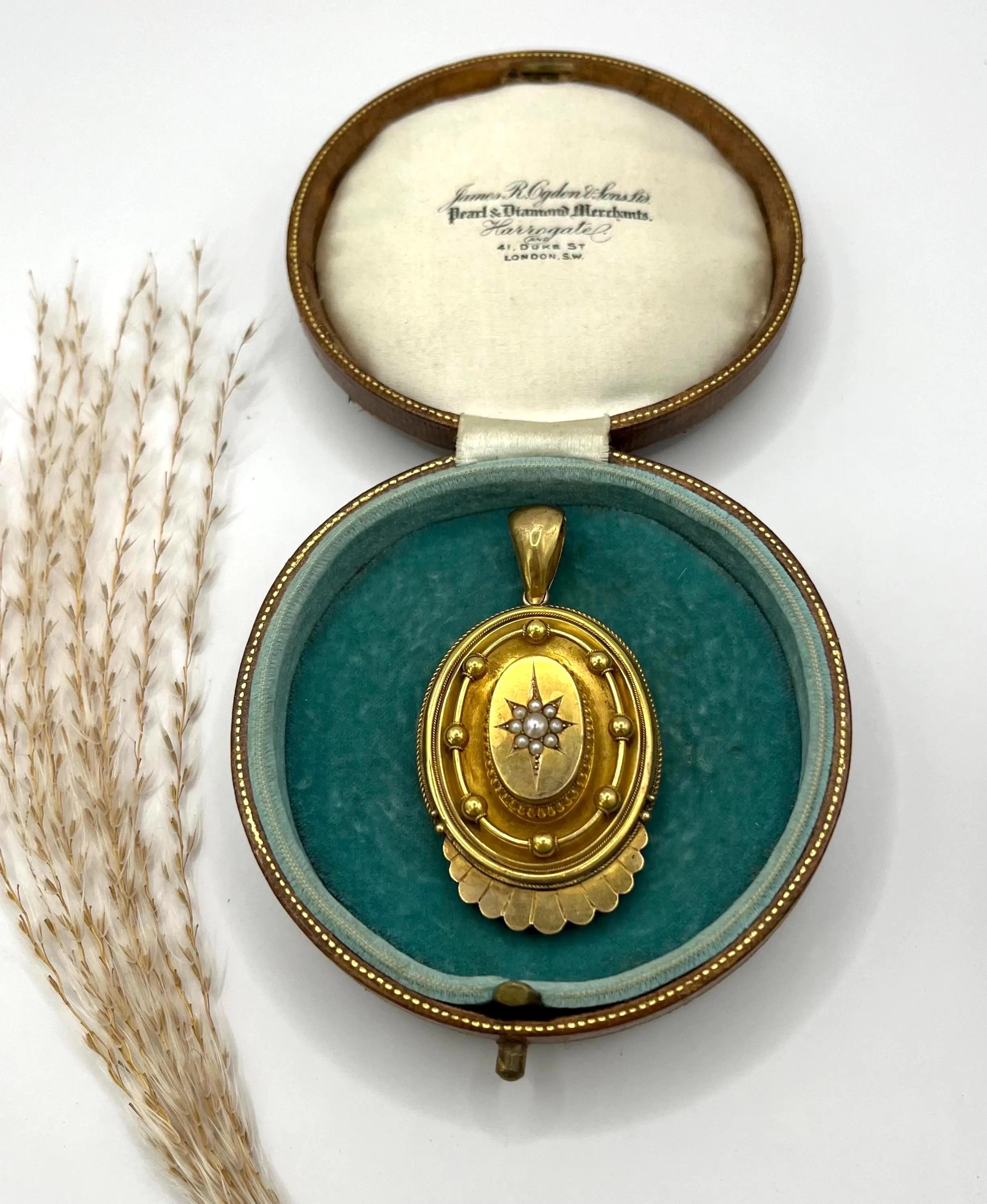 Pendentif victorien orné de perles de rocaille et d'or jaune 15ct, Circa 1880 Bon état - En vente à Brighton, GB