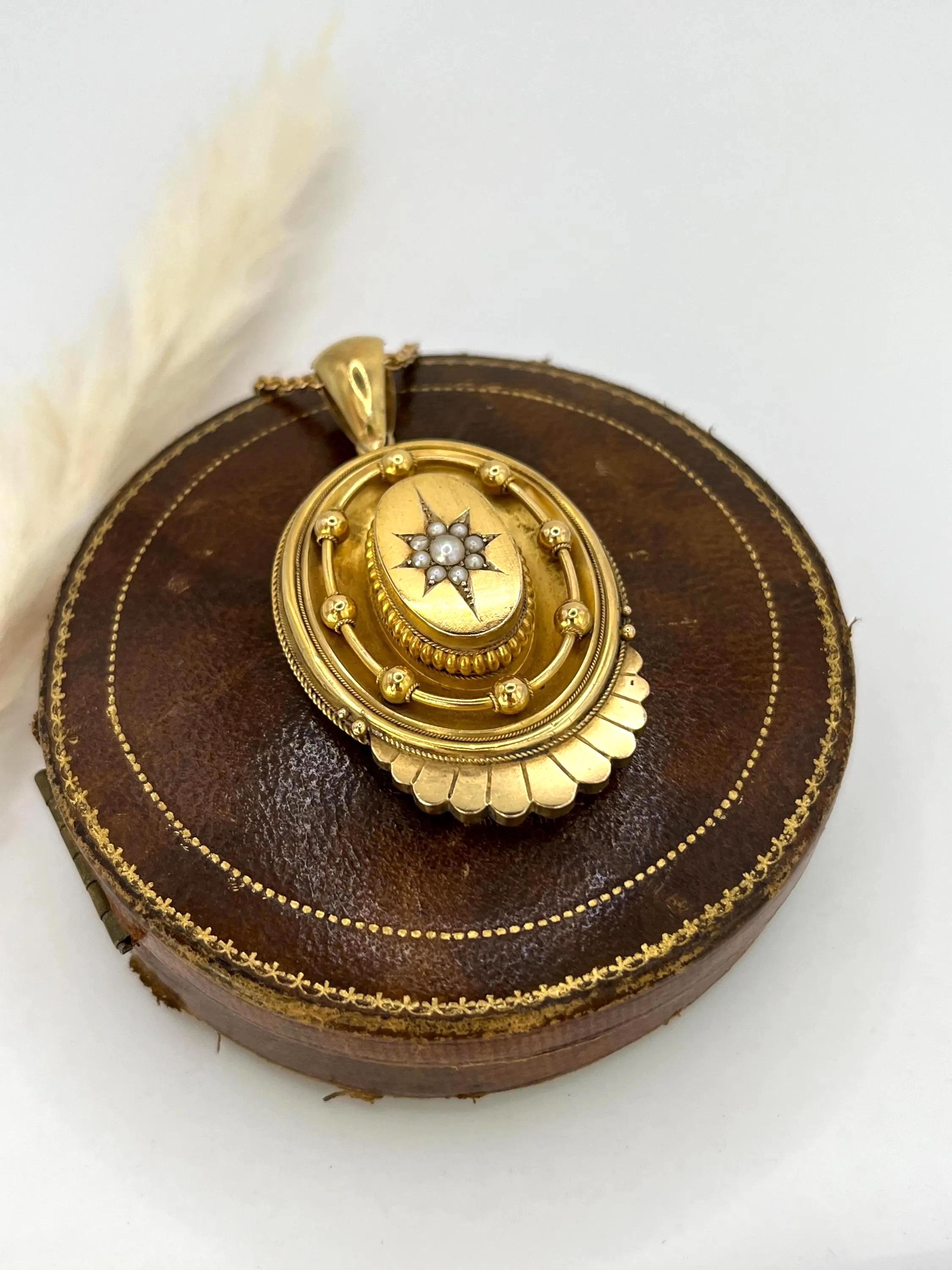 Pendentif victorien orné de perles de rocaille et d'or jaune 15ct, Circa 1880 Unisexe en vente