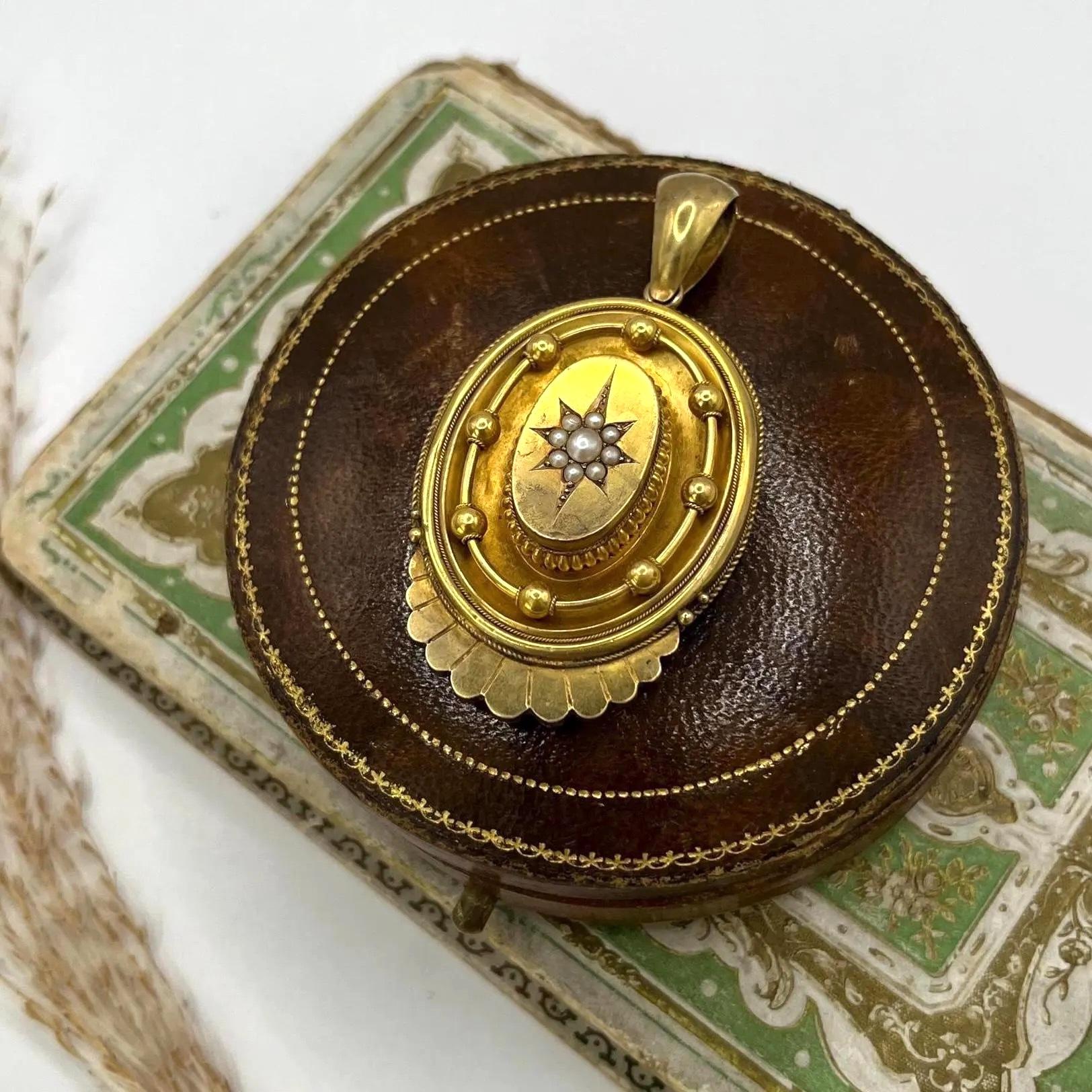 Pendentif victorien orné de perles de rocaille et d'or jaune 15ct, Circa 1880 en vente 2
