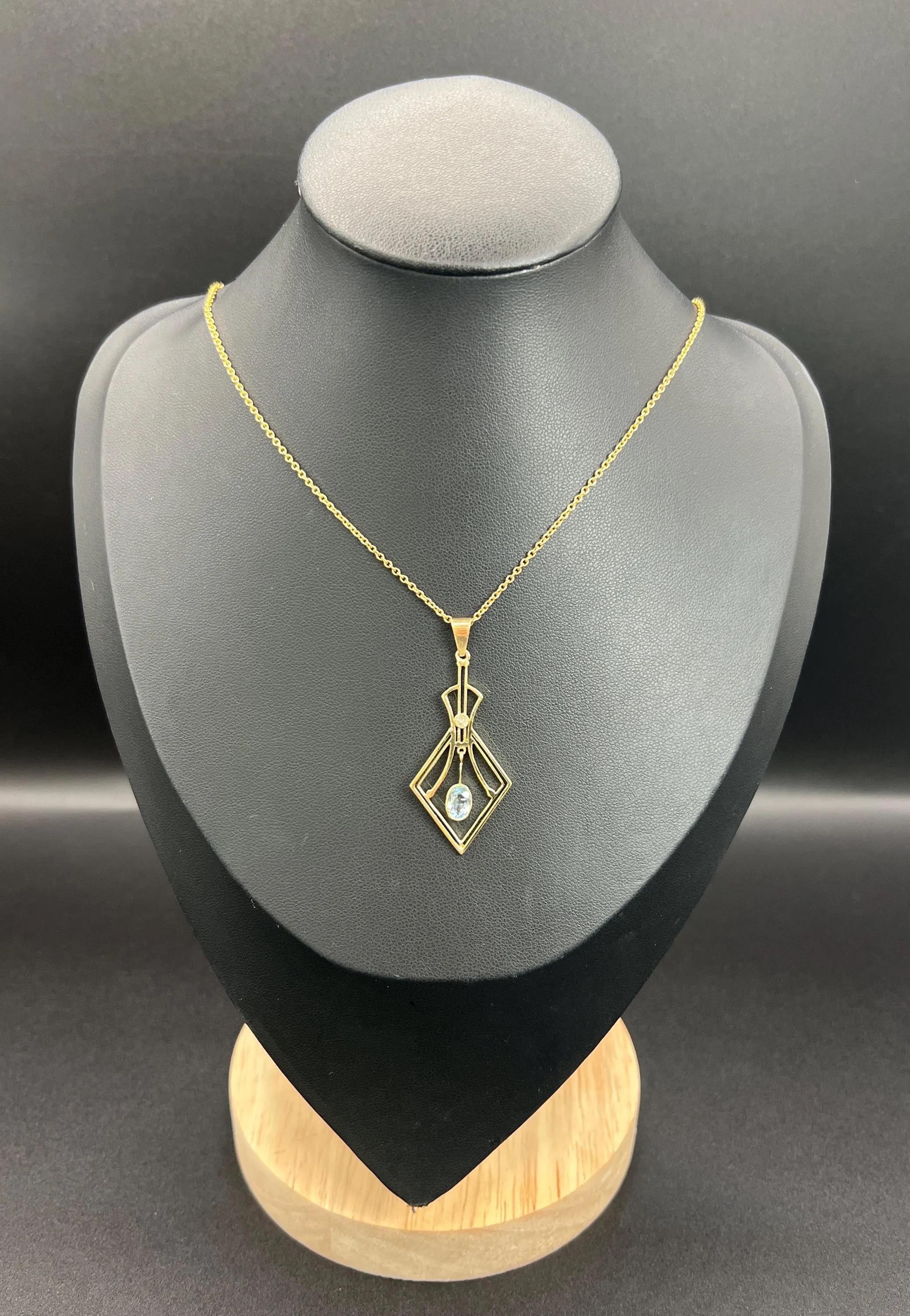 Antique 15ct Yellow Gold, Art Deco Aquamarine & Diamond Pendulum Drop Pendant In Good Condition For Sale In Brighton, GB