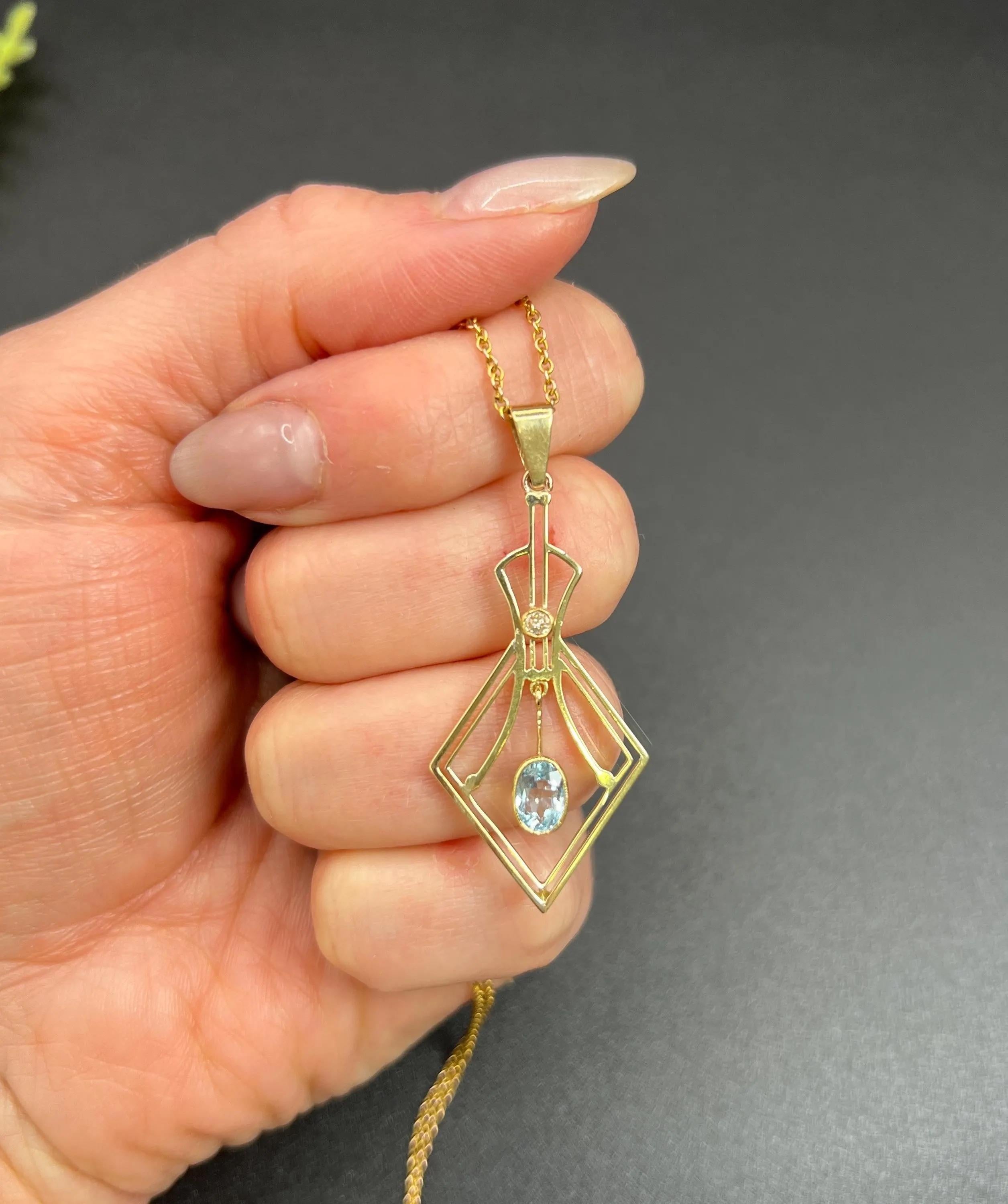 Antique 15ct Yellow Gold, Art Deco Aquamarine & Diamond Pendulum Drop Pendant For Sale 3
