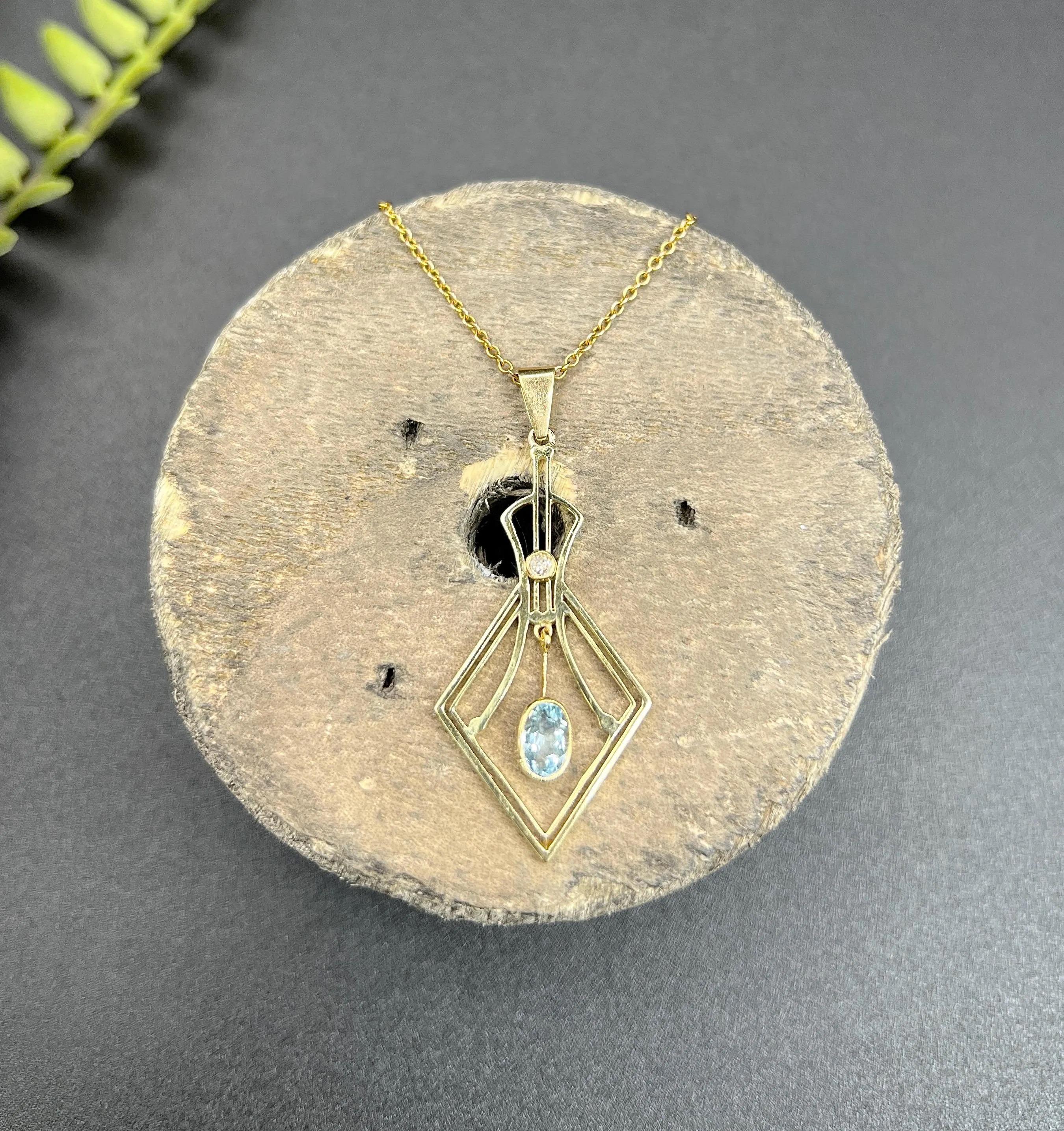 Antique 15ct Yellow Gold, Art Deco Aquamarine & Diamond Pendulum Drop Pendant For Sale 4