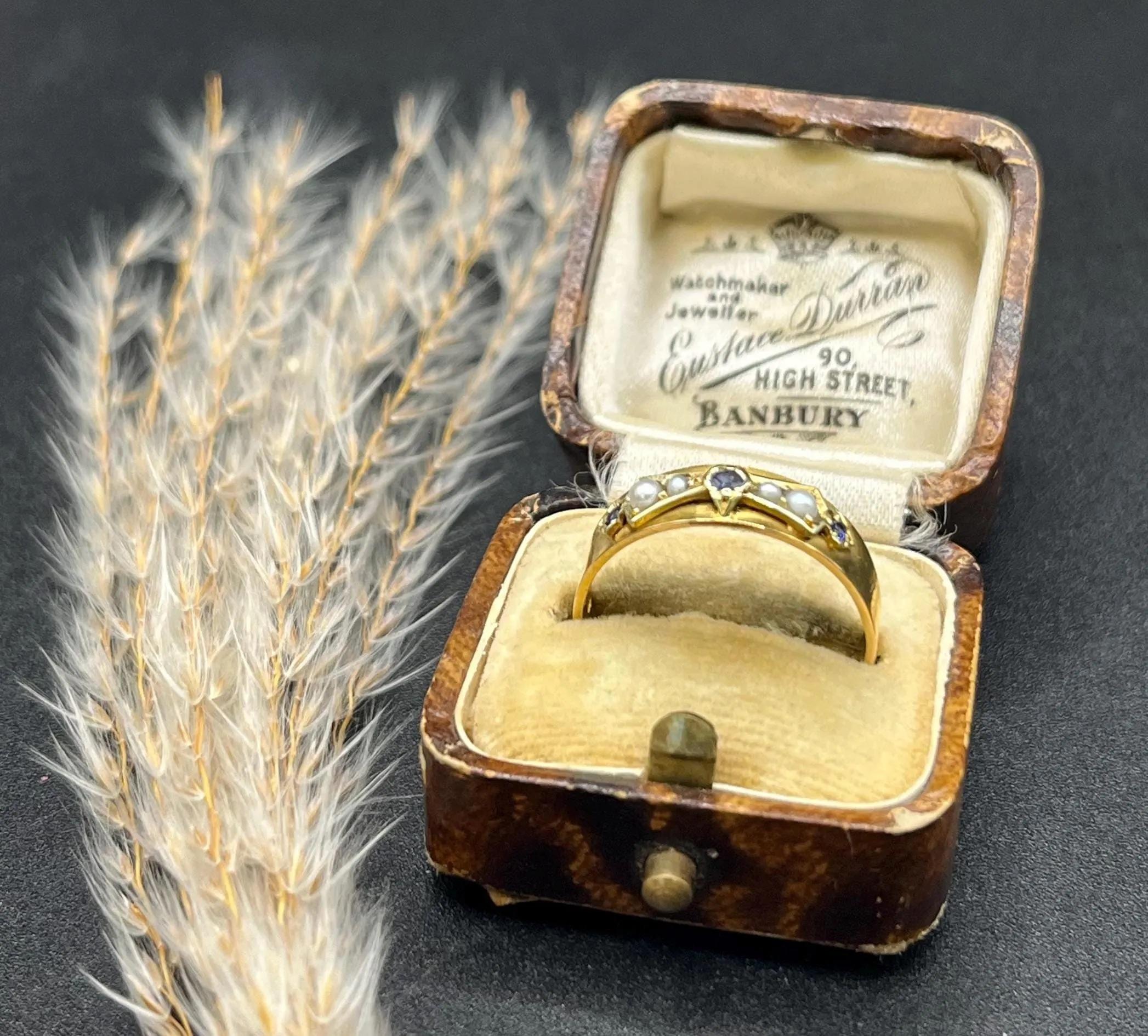 Anello a fascia in oro giallo 15ct, zaffiro Art Deco e perle, con marchio 1924 in vendita 6