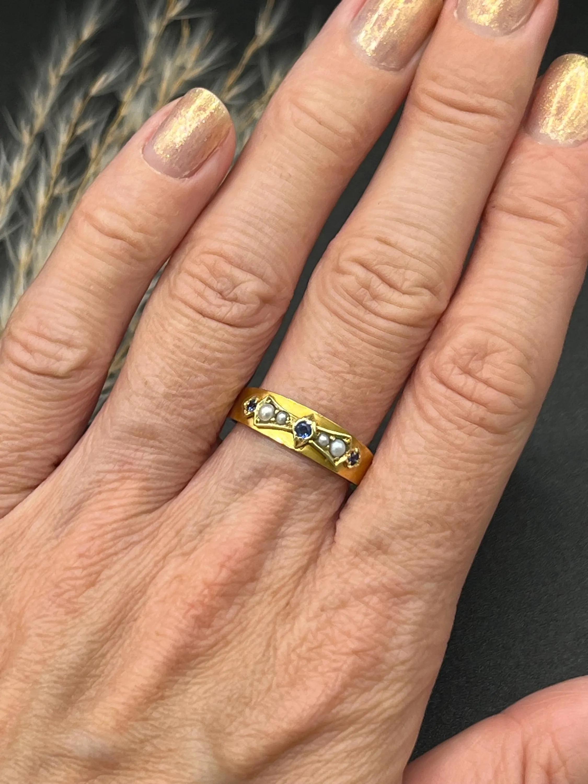Fascia di perle e zaffiri antichi 

Oro 15 ct con marchio di garanzia 

Birmingham 1924

Un raffinato anello antico realizzato in oro giallo 15ct, con marchio di Birmingham del 1924. Il design è caratterizzato da uno zaffiro centrale incorniciato da