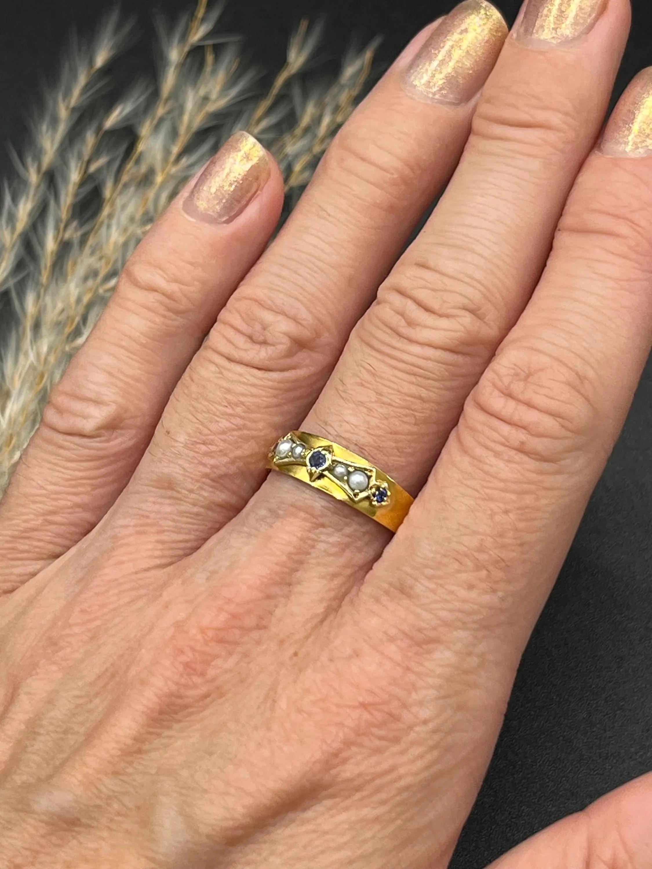 Taglio rotondo Anello a fascia in oro giallo 15ct, zaffiro Art Deco e perle, con marchio 1924 in vendita