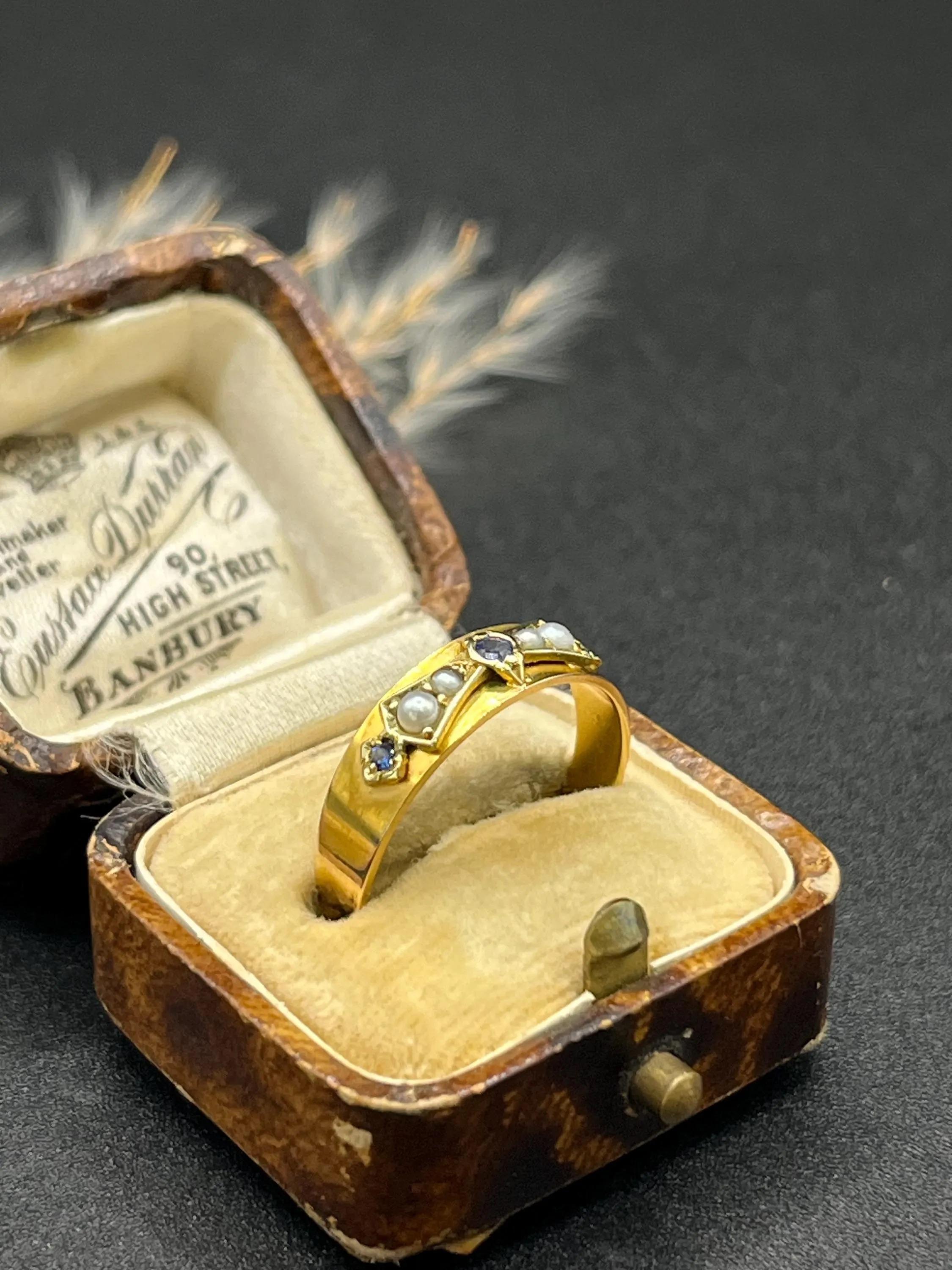 Anello a fascia in oro giallo 15ct, zaffiro Art Deco e perle, con marchio 1924 In condizioni buone in vendita a Brighton, GB