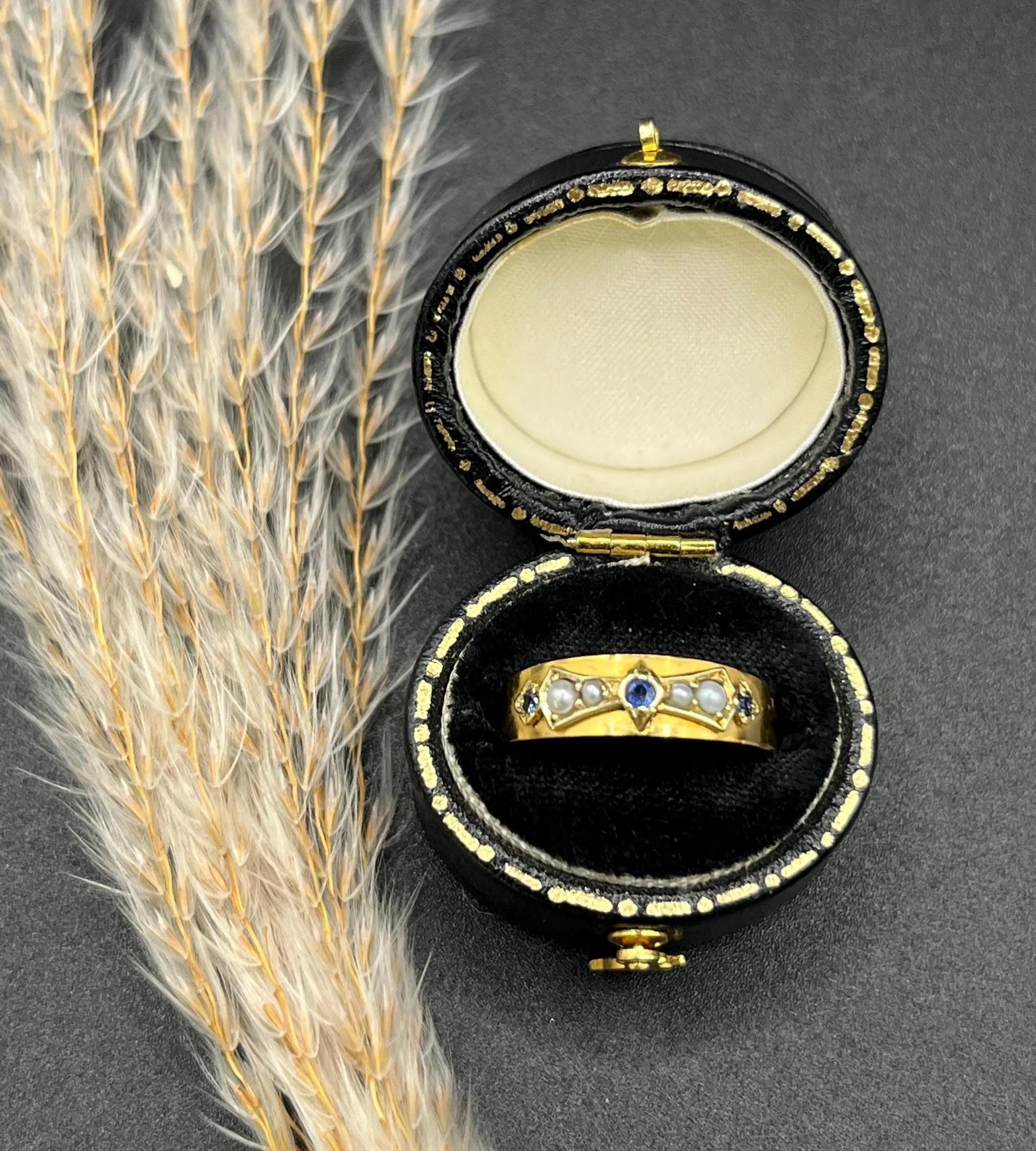 Anello a fascia in oro giallo 15ct, zaffiro Art Deco e perle, con marchio 1924 in vendita 2