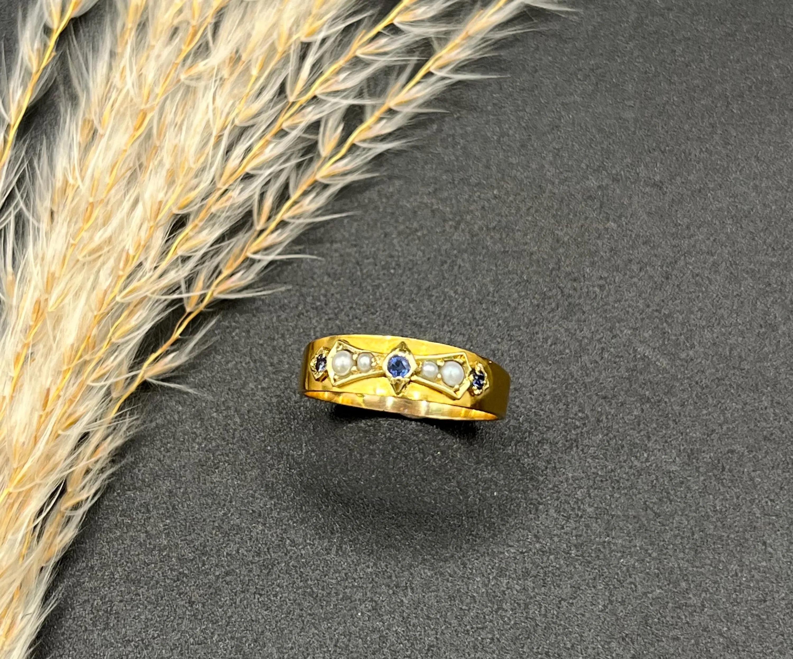 Anello a fascia in oro giallo 15ct, zaffiro Art Deco e perle, con marchio 1924 in vendita 4