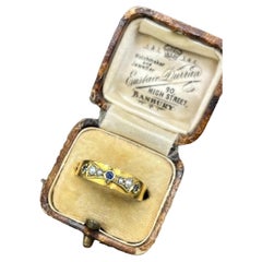Anello a fascia in oro giallo 15ct, zaffiro Art Deco e perle, con marchio 1924
