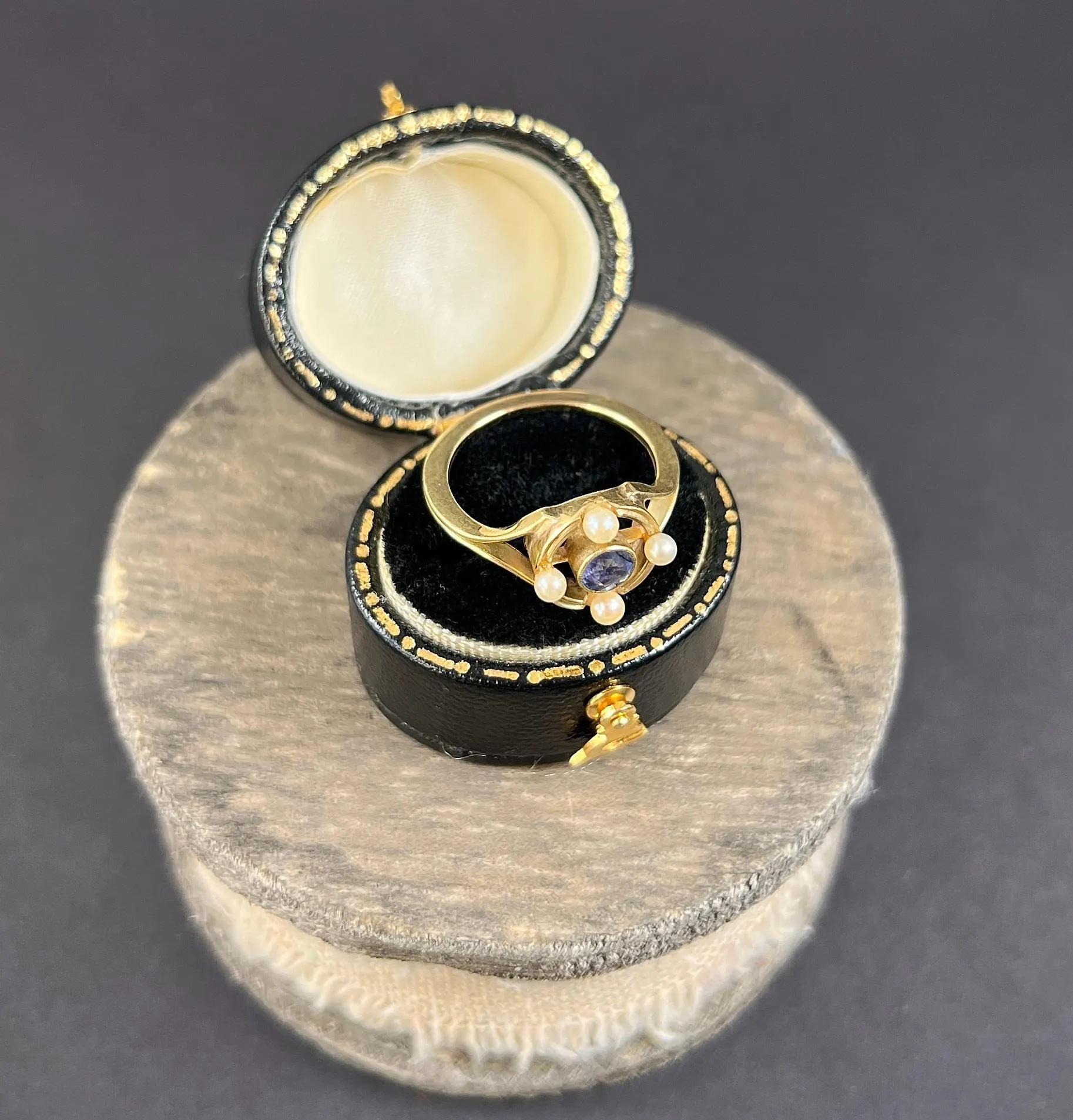 Antique 15ct Yellow Gold, Art Nouveau Sapphire and Pearl Target Ring In Good Condition For Sale In Brighton, GB