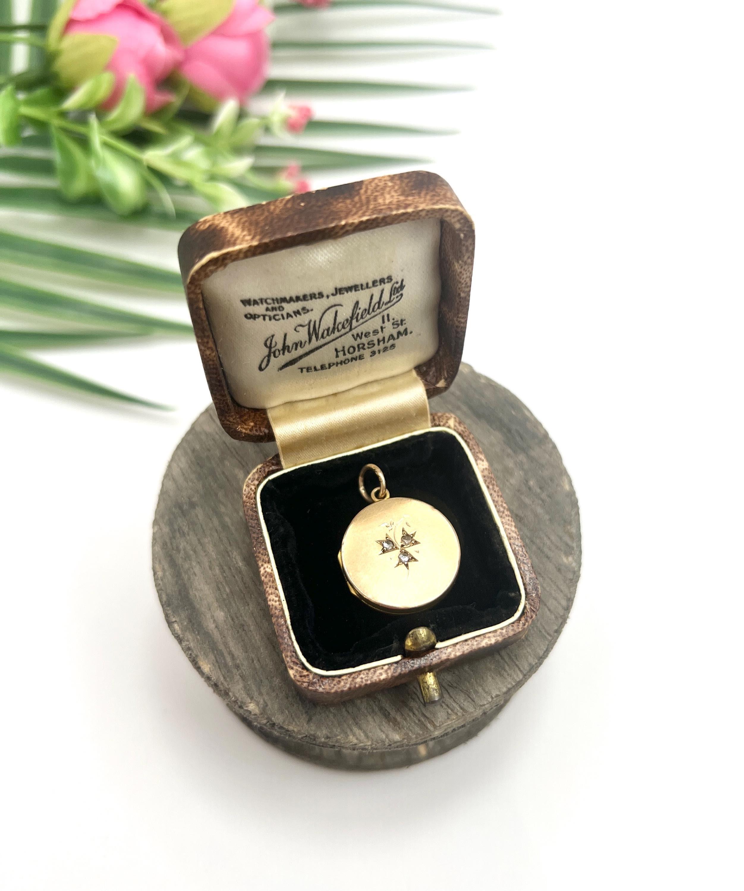 Relicario de oro antiguo 

Dorso y anverso de oro amarillo de 15 ct* estampado

Alrededor de 1920

* LA CADENA DE ORO SE VENDE POR SEPARADO.  

Este exquisito medallón redondo, elaborado en oro amarillo de 15 quilates, presenta un encantador diseño