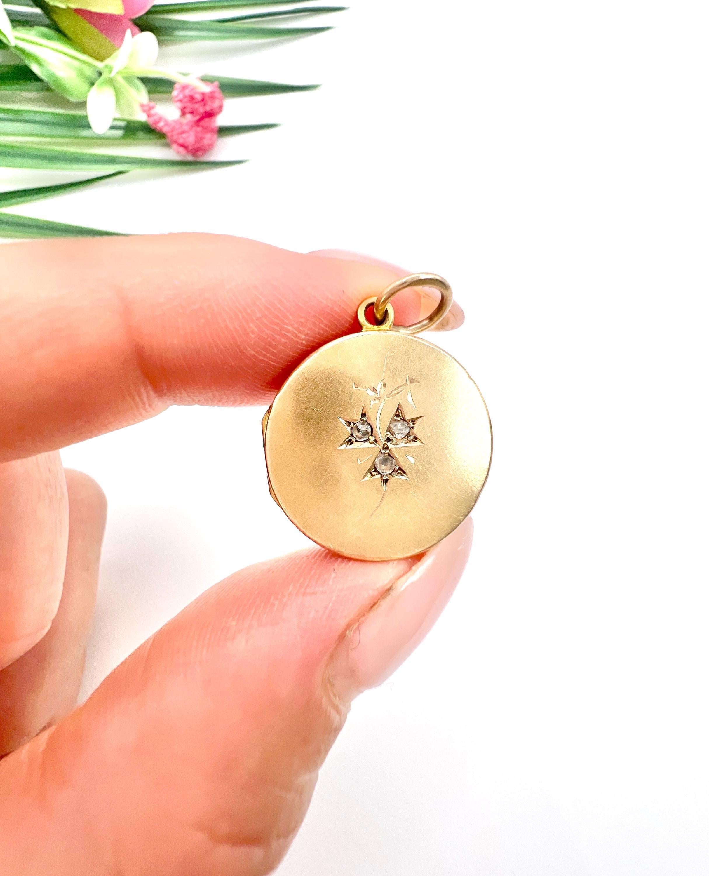 Femenino o masculino Antiguo medallón redondo de oro amarillo de 15 ct con diamantes talla rosa de los años 20 en venta