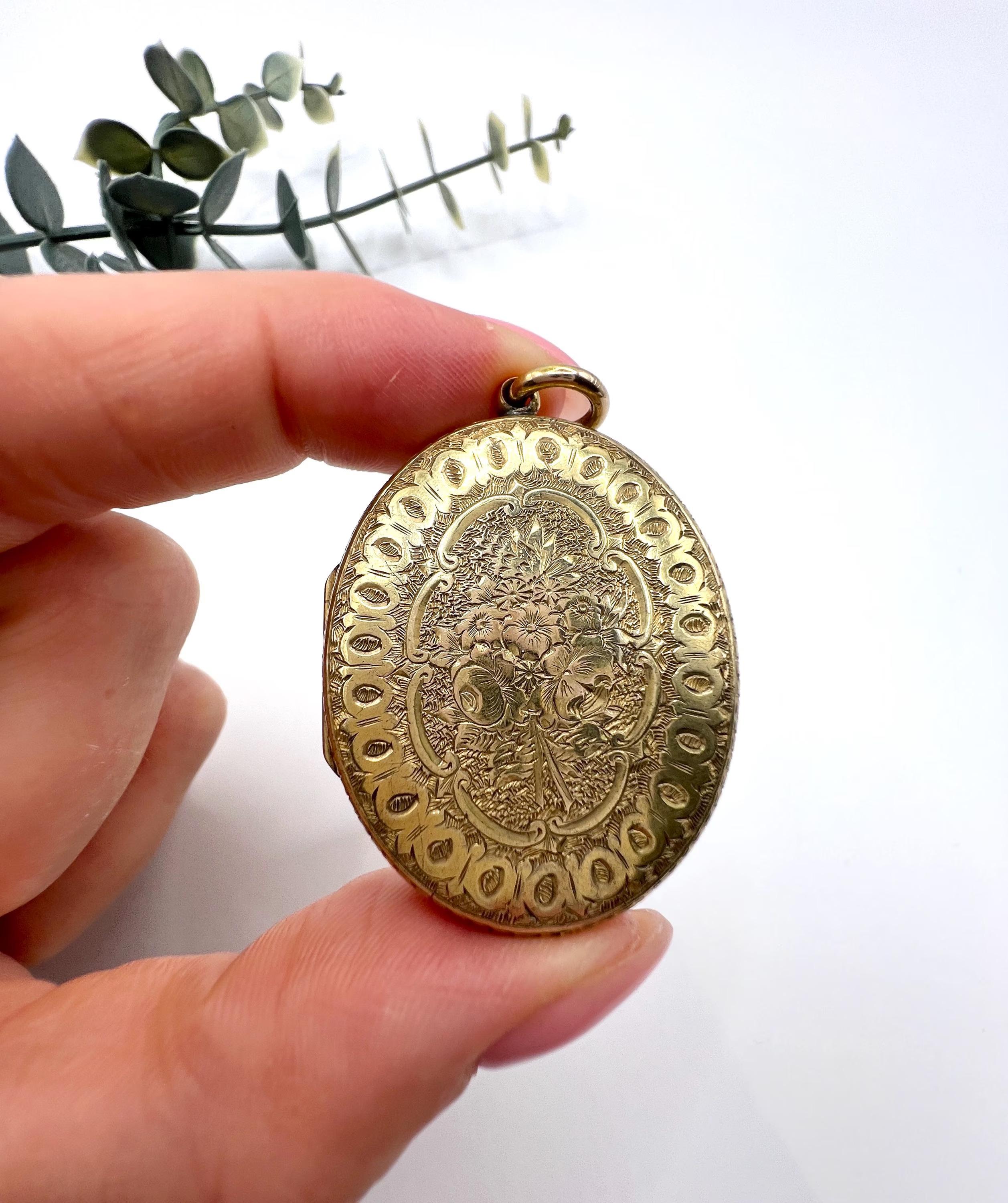 Médaillon ovale ancien en or jaune 15ct, gravure florale du début de l'époque victorienne en vente 6