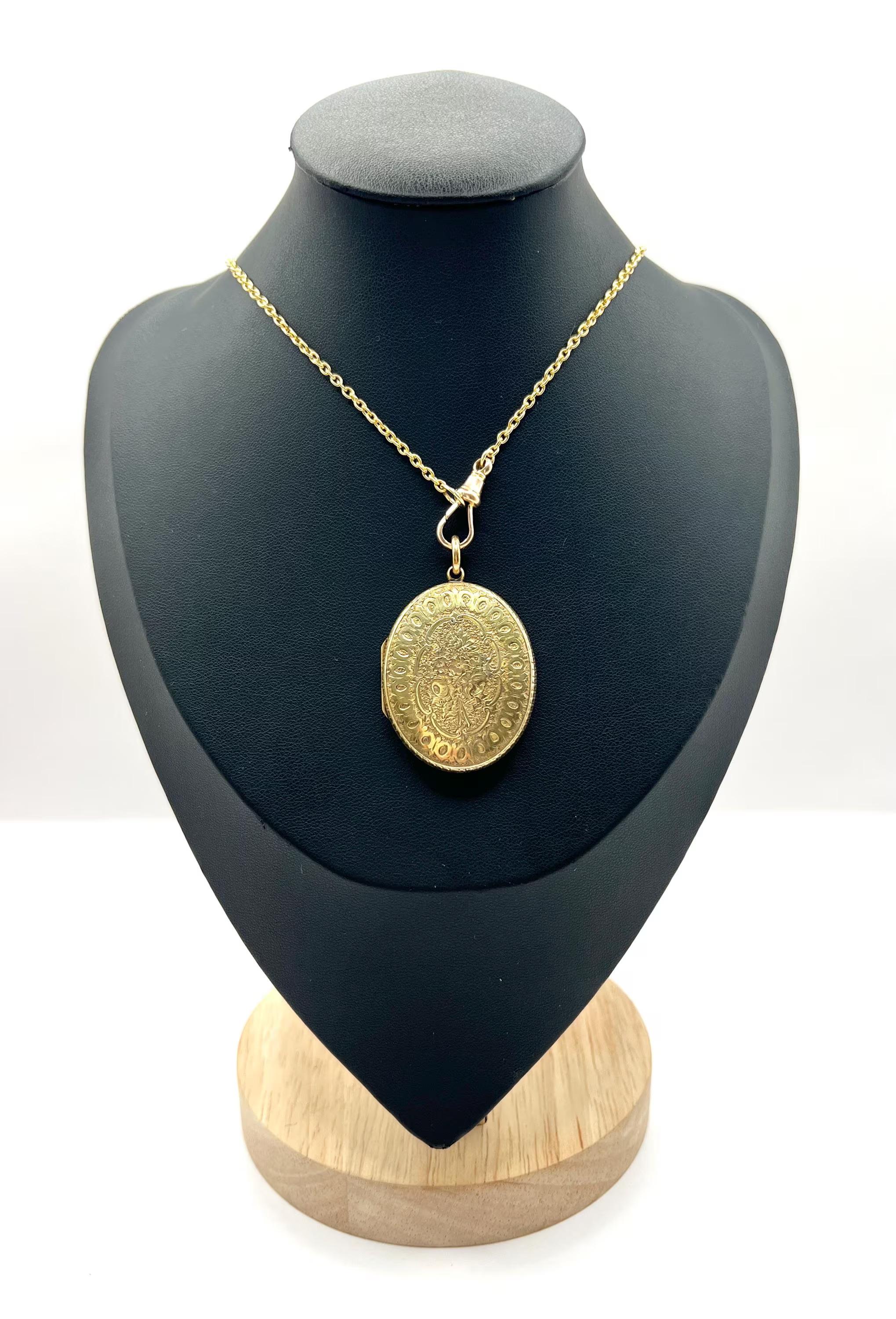 Médaillon en or antique

Or jaune 15ct

Circa 1860

* La chaîne est vendue séparément 

Ce médaillon en or jaune 15 carats est un magnifique exemple de savoir-faire et de beauté intemporelle. Son élégante forme ovale est ornée de gravures complexes