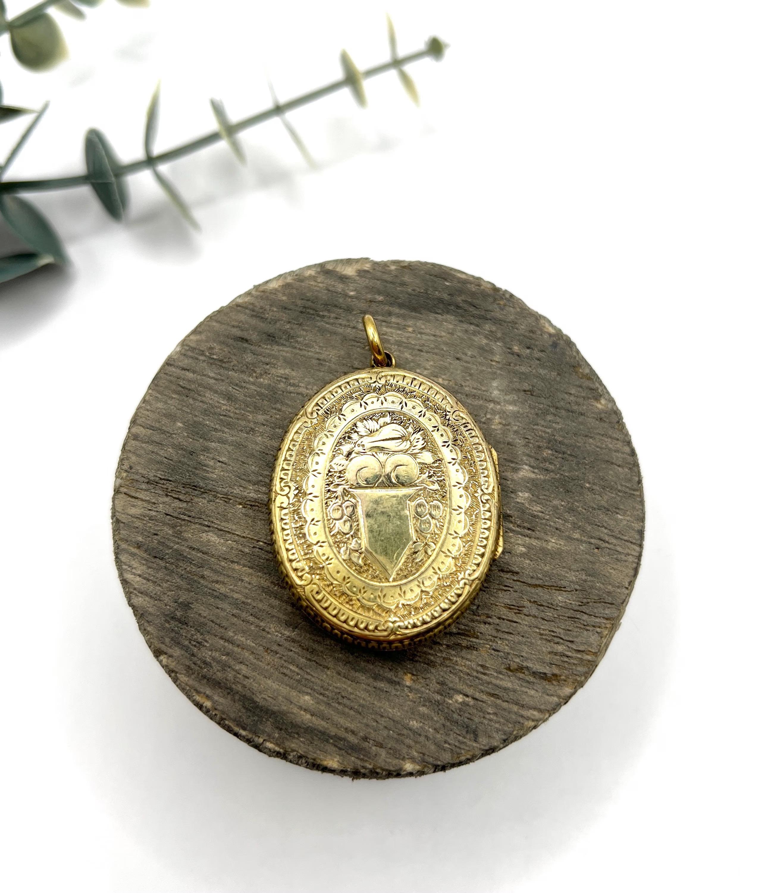 Victorien Médaillon ovale ancien en or jaune 15ct, gravure florale du début de l'époque victorienne en vente