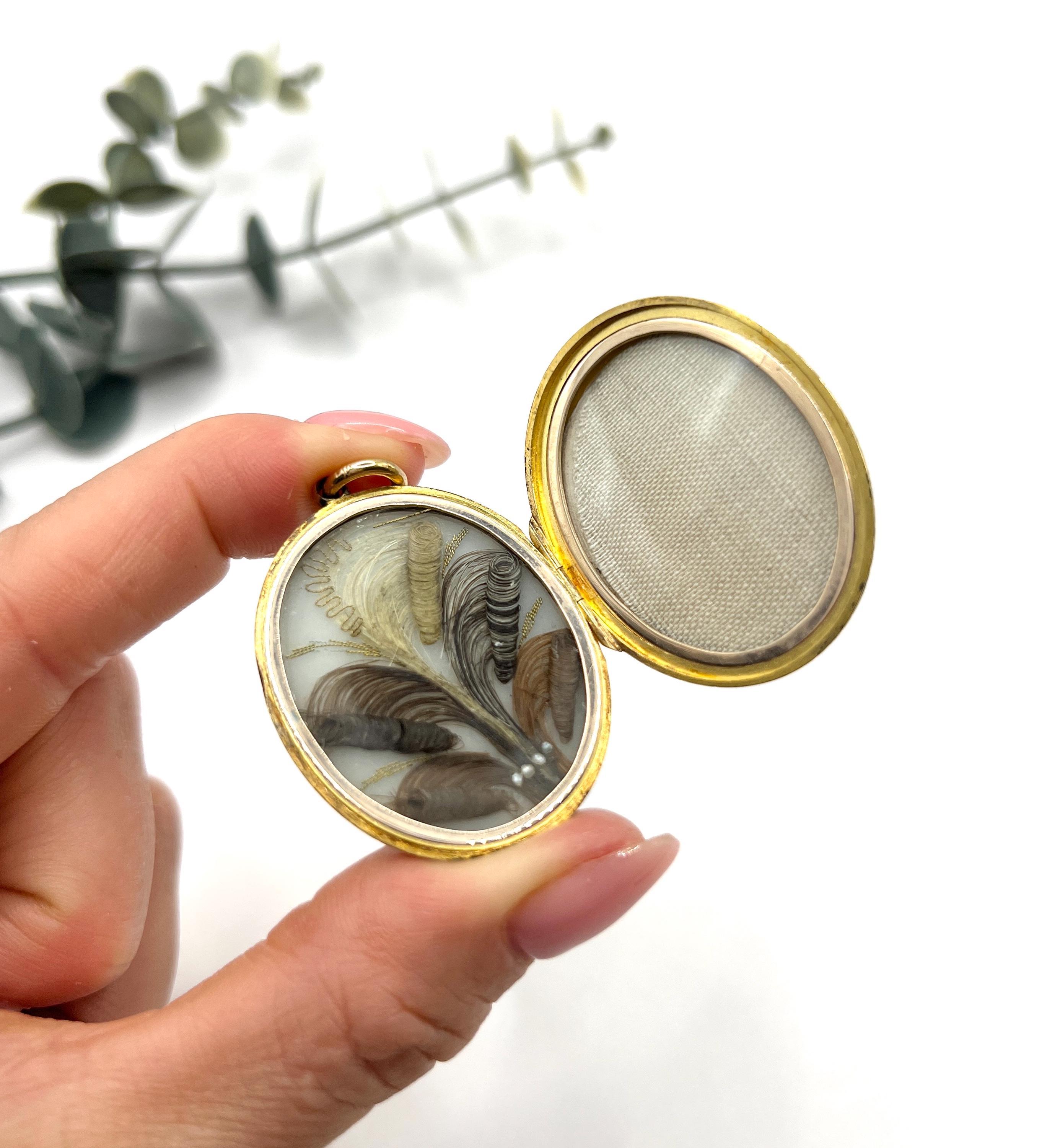 Médaillon ovale ancien en or jaune 15ct, gravure florale du début de l'époque victorienne Bon état - En vente à Brighton, GB