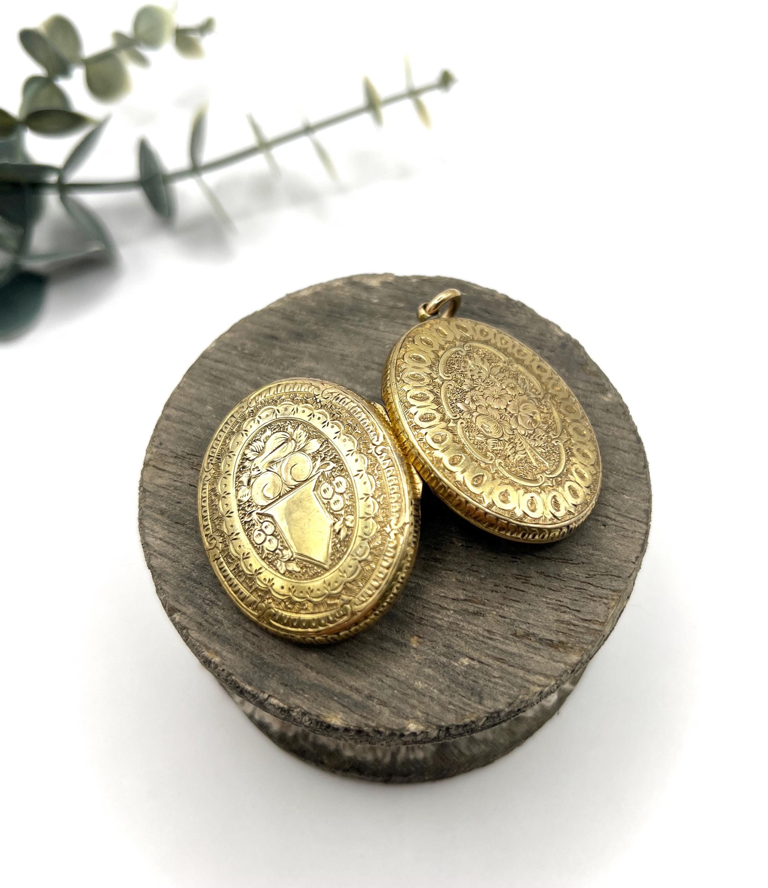 Médaillon ovale ancien en or jaune 15ct, gravure florale du début de l'époque victorienne Unisexe en vente