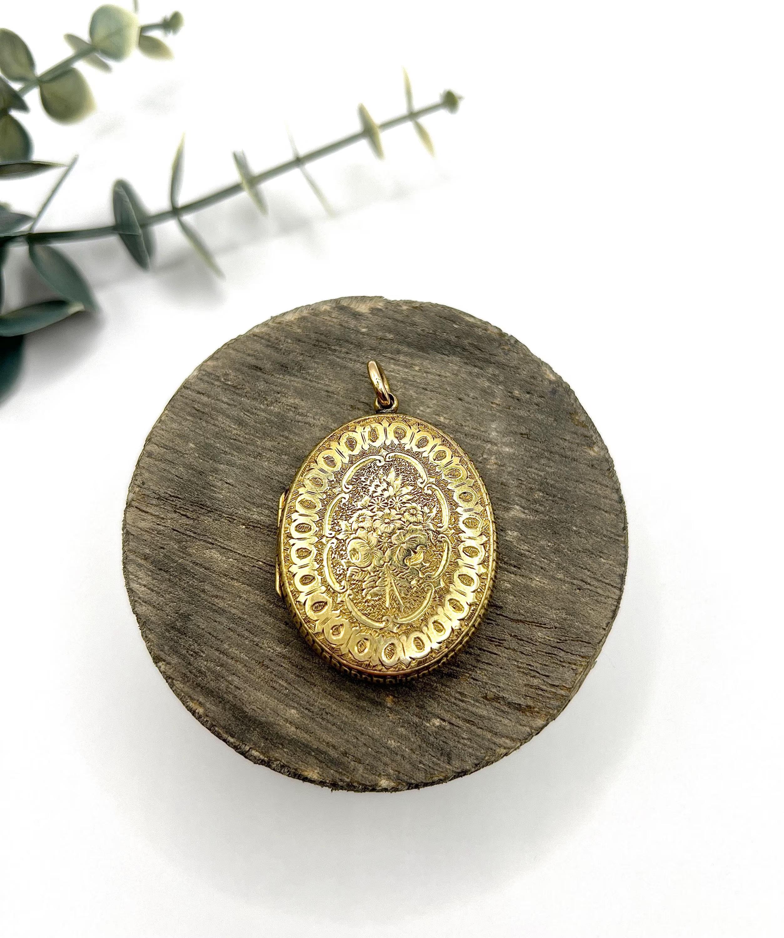 Médaillon ovale ancien en or jaune 15ct, gravure florale du début de l'époque victorienne en vente 1
