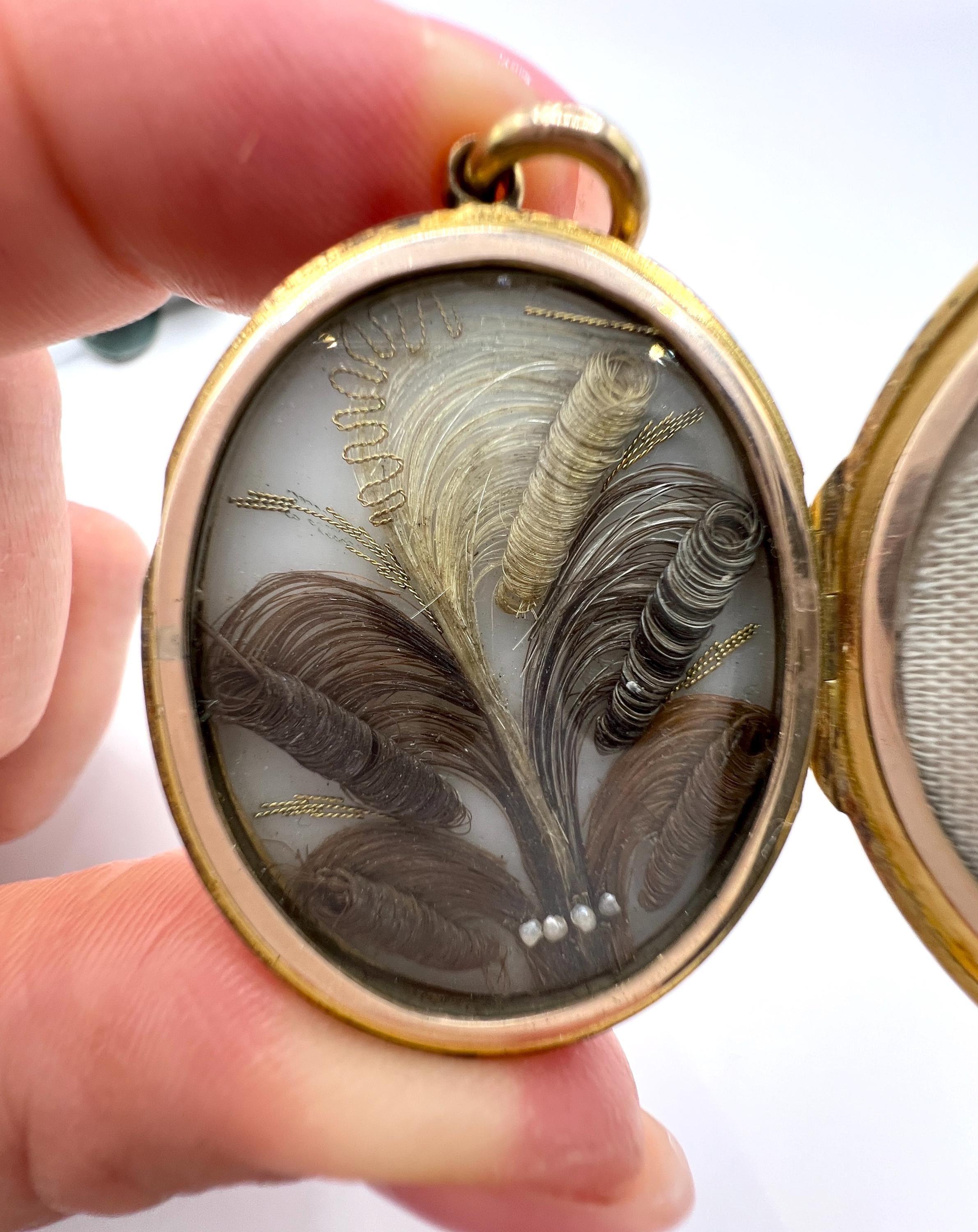 Médaillon ovale ancien en or jaune 15ct, gravure florale du début de l'époque victorienne en vente 2