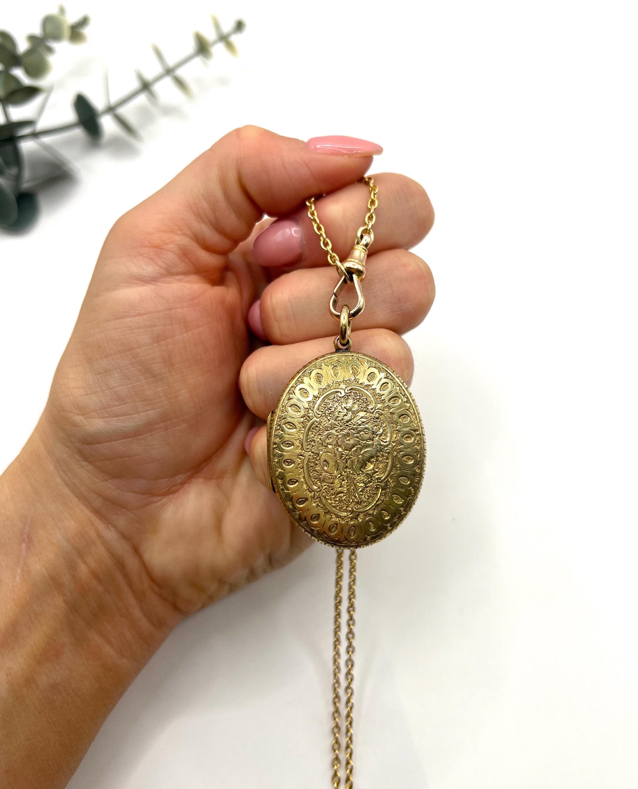 Médaillon ovale ancien en or jaune 15ct, gravure florale du début de l'époque victorienne en vente 3