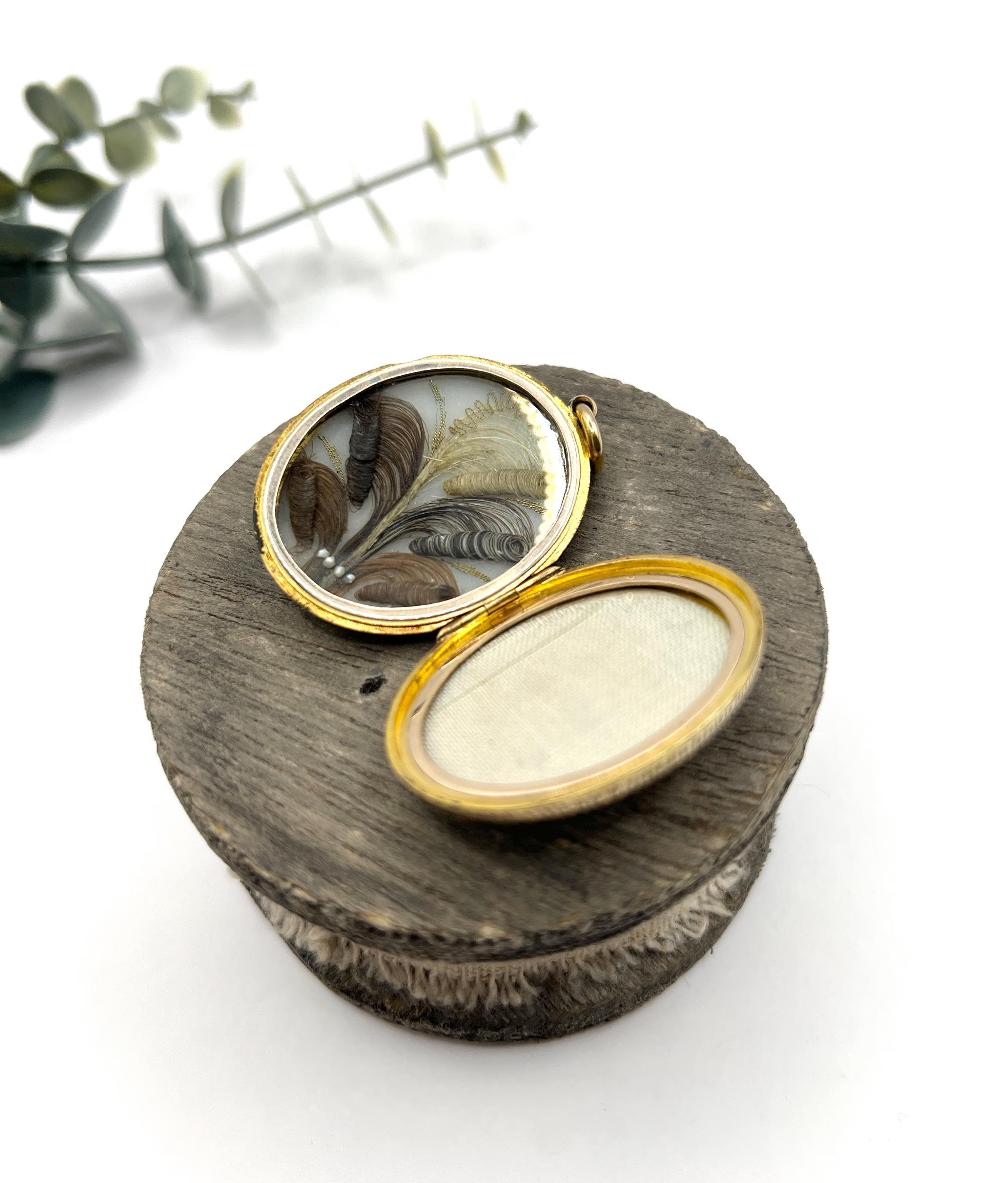 Médaillon ovale ancien en or jaune 15ct, gravure florale du début de l'époque victorienne en vente 4