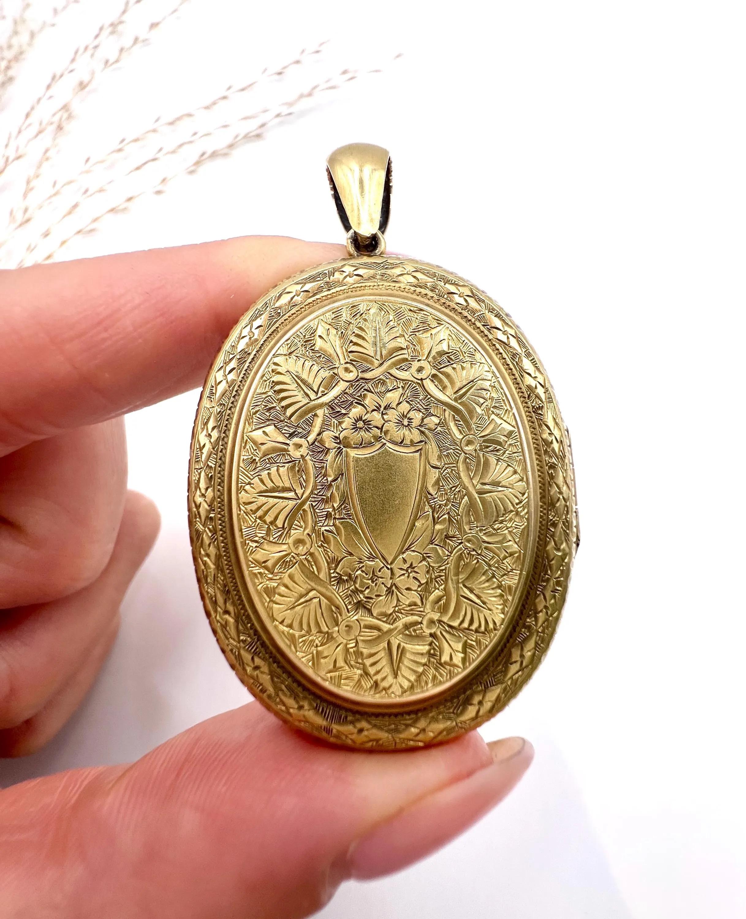 Médaillon ovale gravé en or jaune 15ct ancien, du début de l'époque victorienne en vente 5