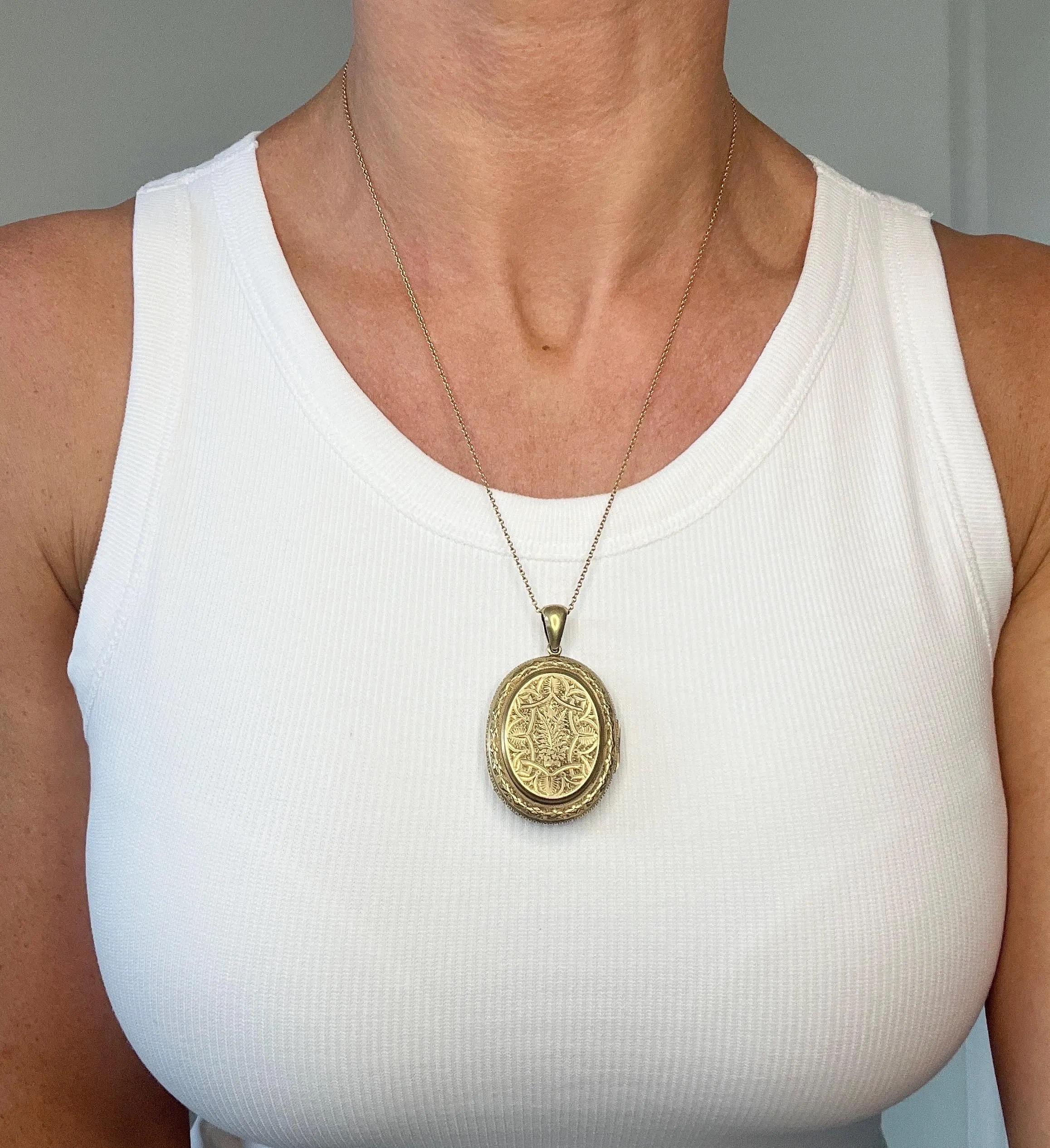 Médaillon en or antique

Or jaune 15ct

Circa 1870

* La chaîne est vendue séparément 

Découvrez la beauté exquise de ce grand médaillon ovale du début de l'époque victorienne, réalisé en or jaune 15ct. Regorgeant de détails complexes, toute la
