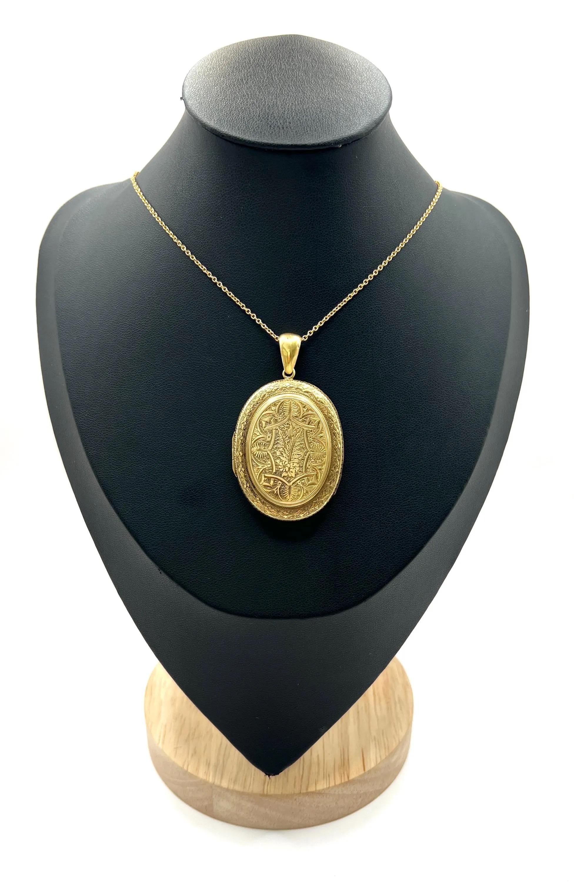 Victorien Médaillon ovale gravé en or jaune 15ct ancien, du début de l'époque victorienne en vente