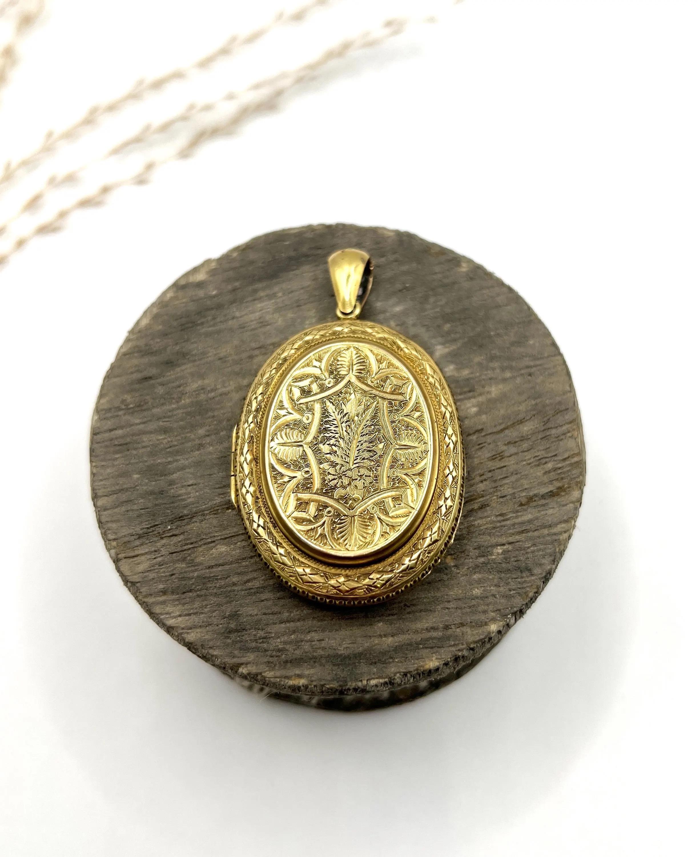 Médaillon ovale gravé en or jaune 15ct ancien, du début de l'époque victorienne Bon état - En vente à Brighton, GB