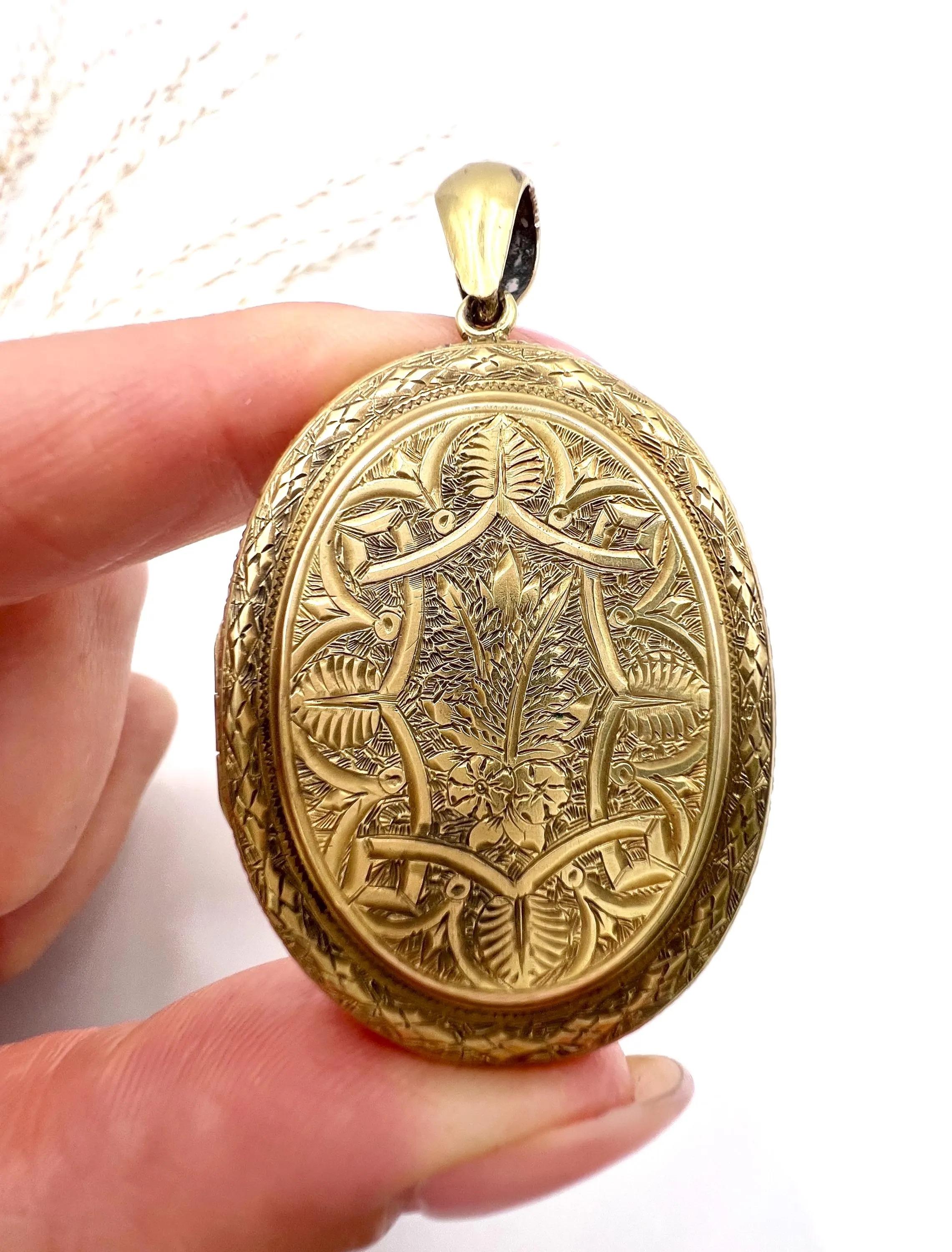 Médaillon ovale gravé en or jaune 15ct ancien, du début de l'époque victorienne Unisexe en vente