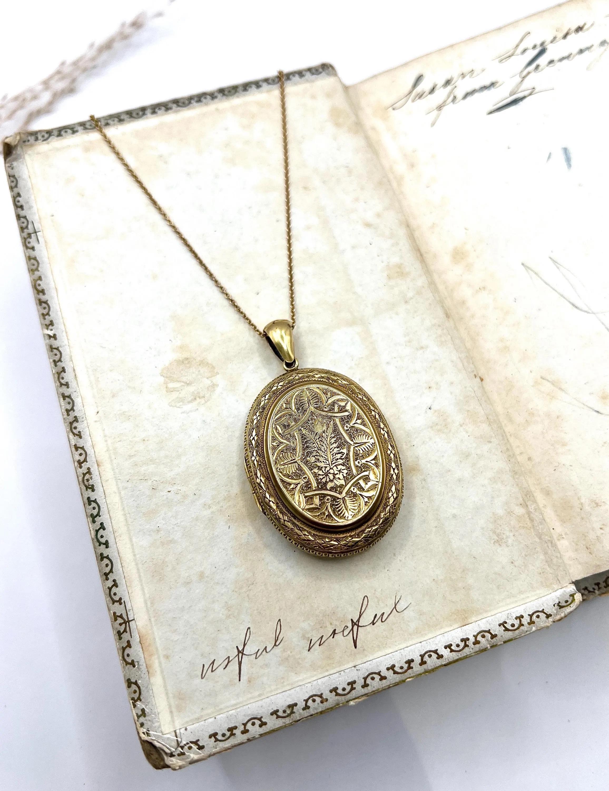 Médaillon ovale gravé en or jaune 15ct ancien, du début de l'époque victorienne en vente 1