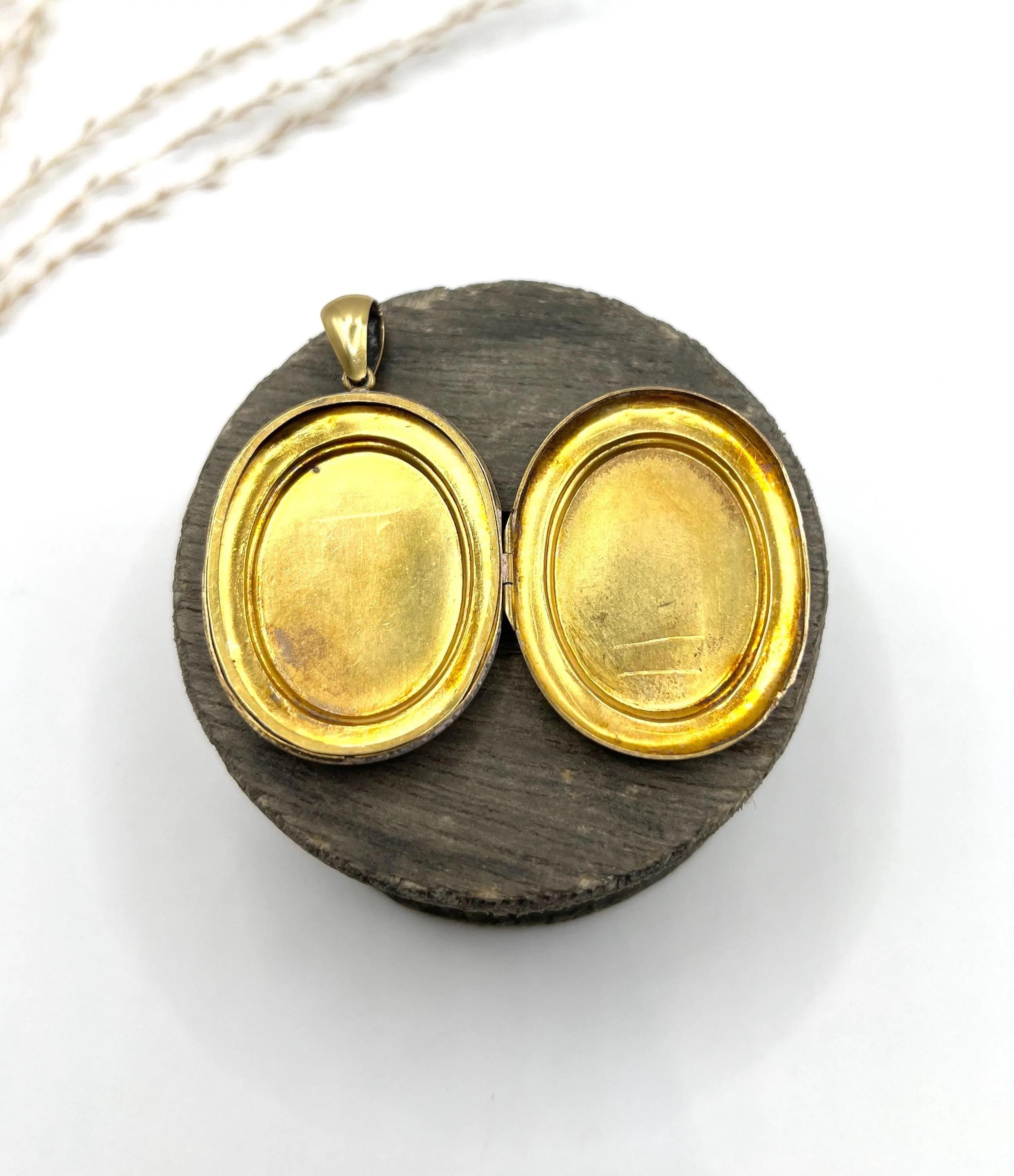 Médaillon ovale gravé en or jaune 15ct ancien, du début de l'époque victorienne en vente 2