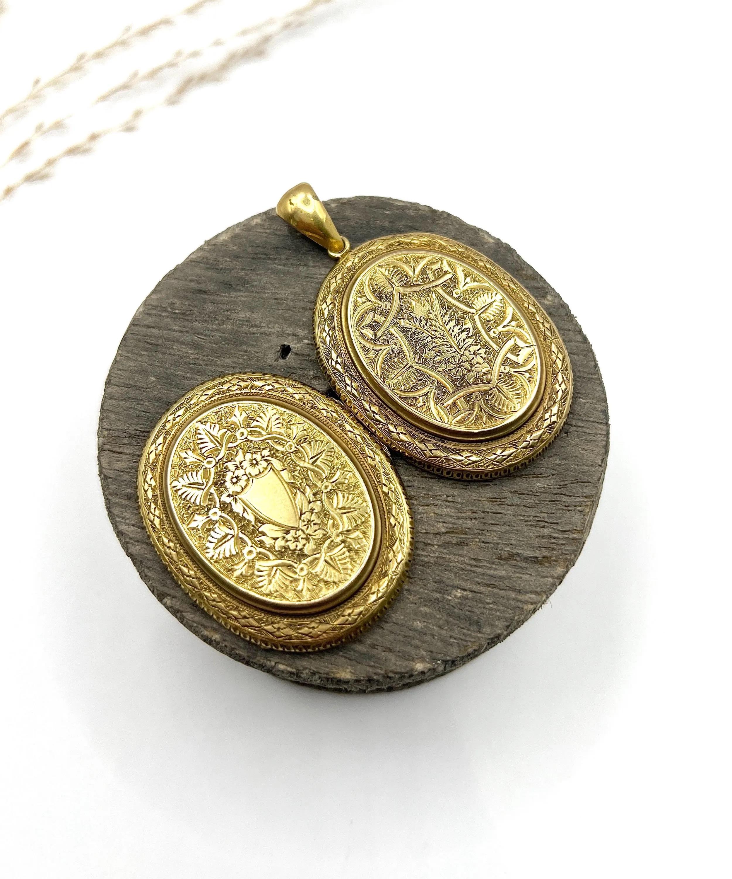 Médaillon ovale gravé en or jaune 15ct ancien, du début de l'époque victorienne en vente 3