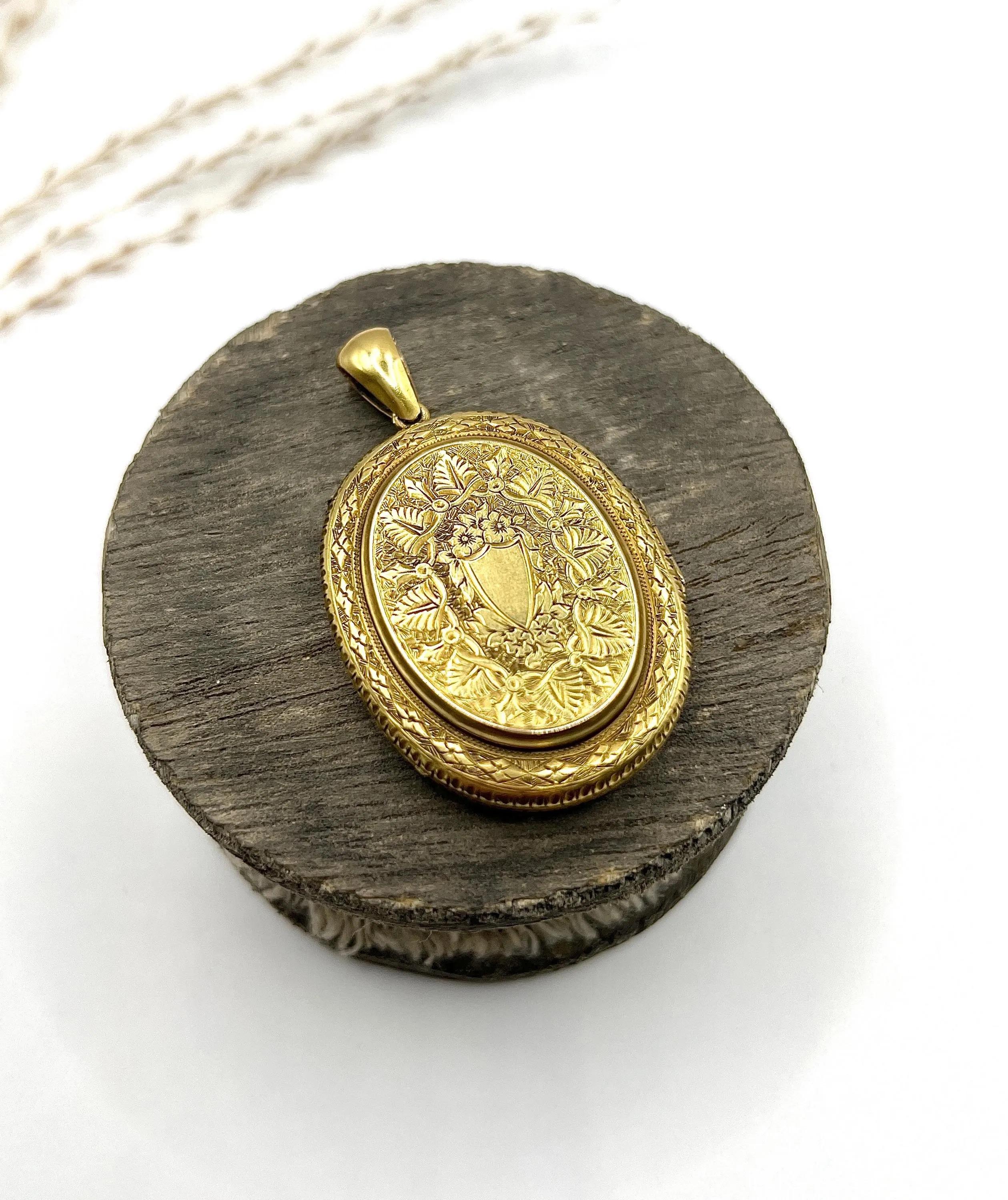 Médaillon ovale gravé en or jaune 15ct ancien, du début de l'époque victorienne en vente 4