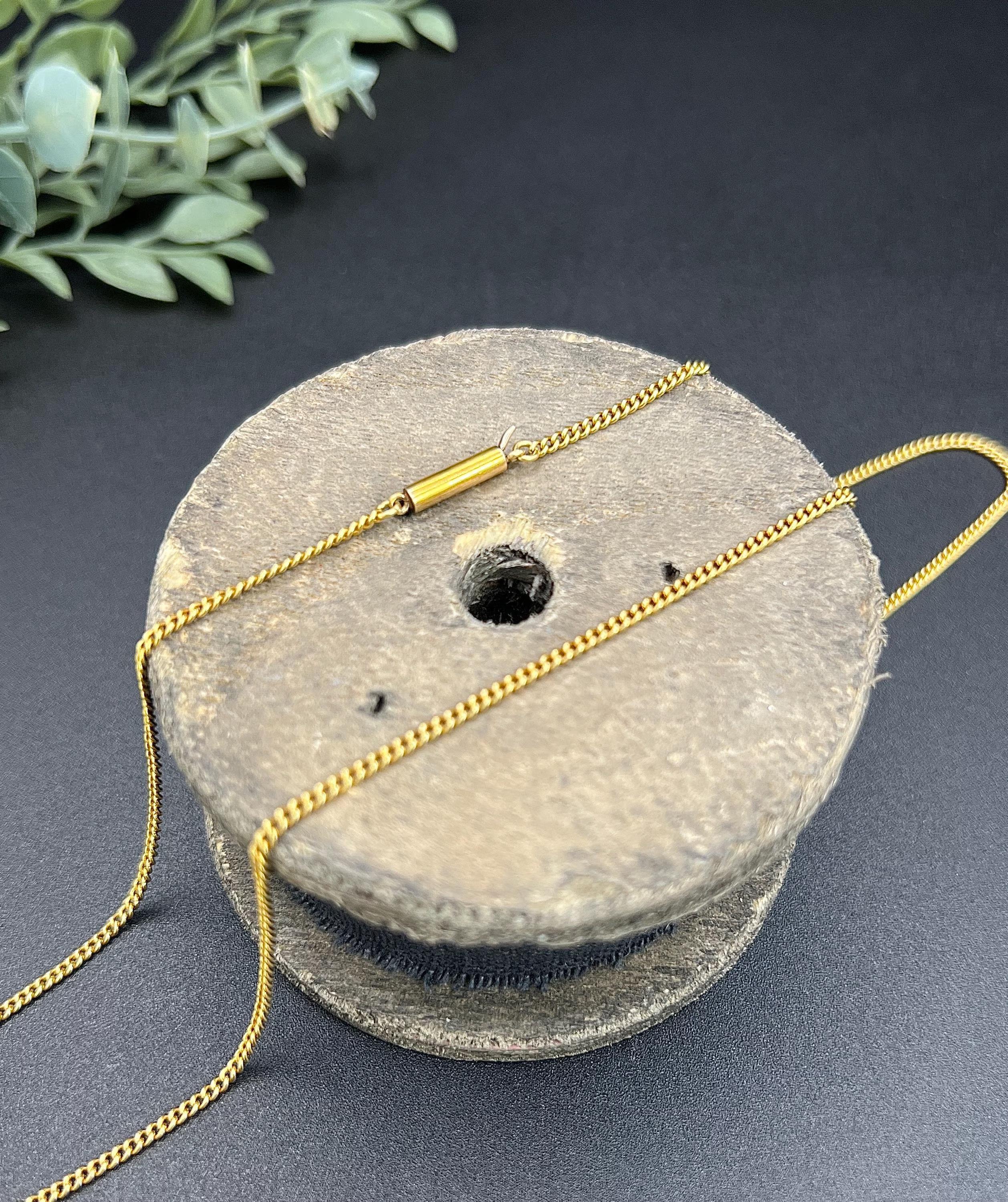 Antique 15ct Yellow Gold, Edwardian 20 Inch Fine Curb Chain with Barrel Clasp In Good Condition For Sale In Brighton, GB