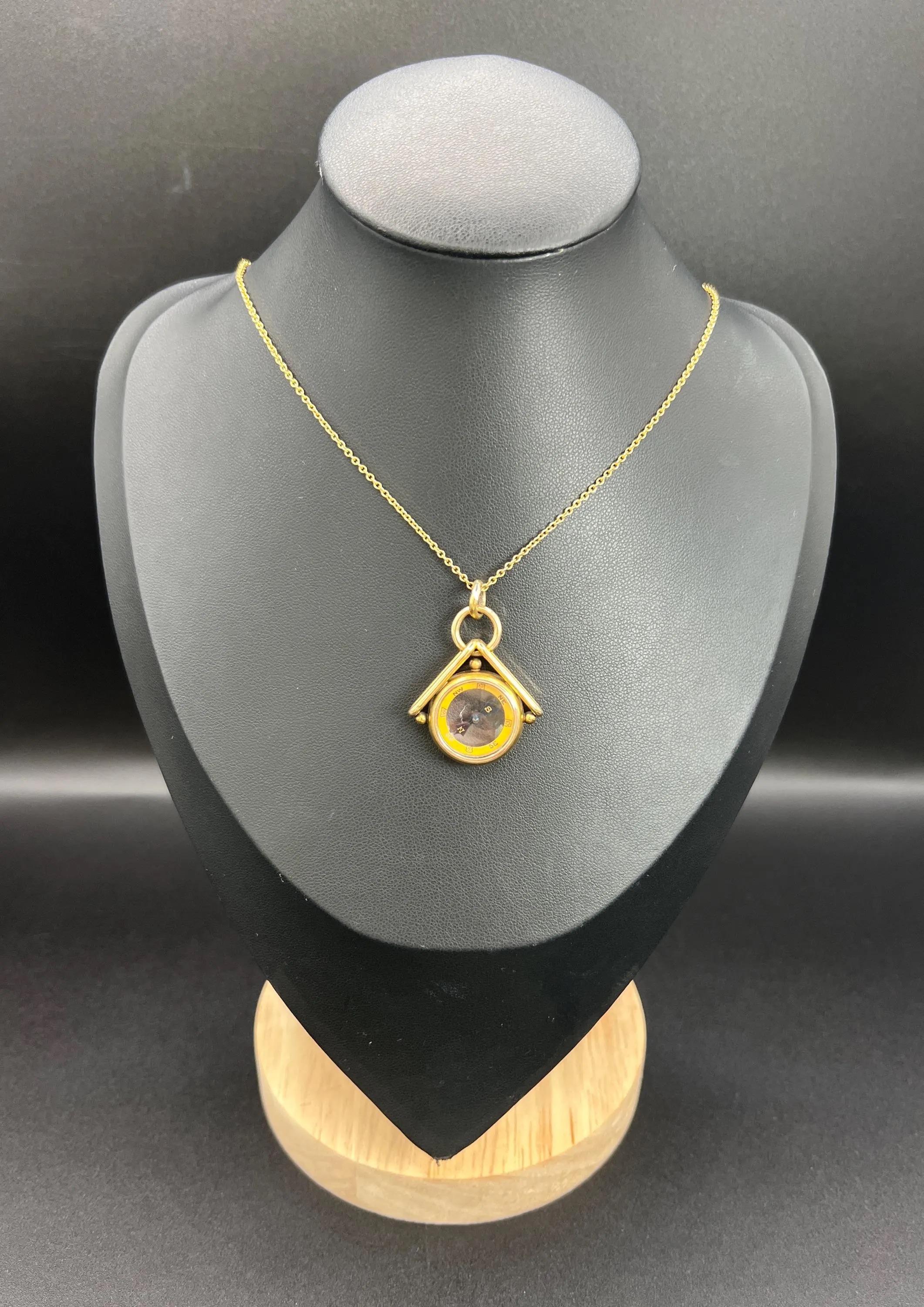Ciondolo con bussola antica 

Oro 15k

Circa 1910

* LA CATENA È VENDUTA SEPARATAMENTE 

Fai un salto indietro nel tempo con questo raffinato ciondolo a forma di bussola di epoca edoardiana, una vera e propria testimonianza di artigianalità ed