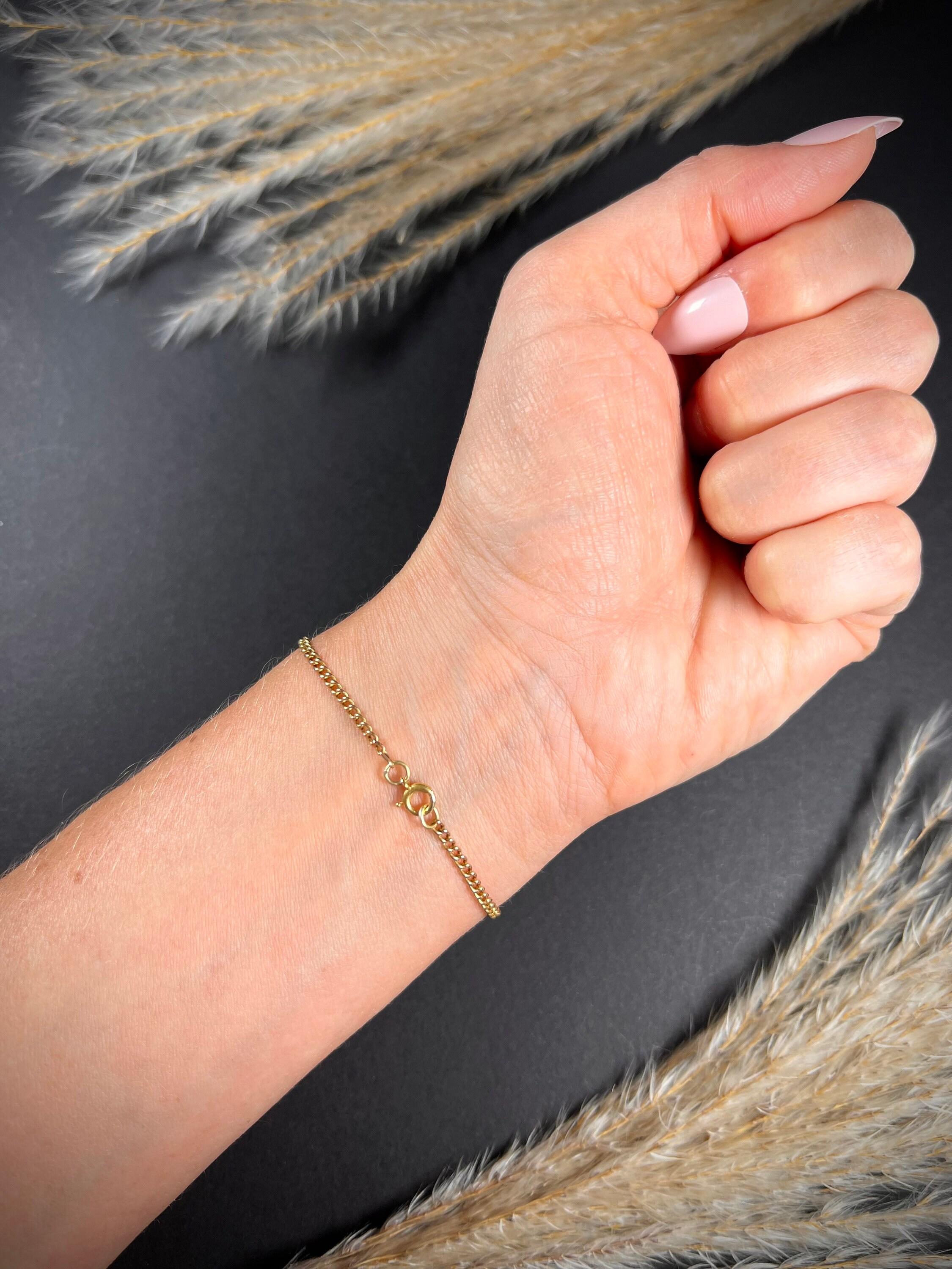 Antique Curb Bracelet 

15ct Yellow Gold Tested

Circa 1910

Lovely, Edwardian curb Link bracelet with a bolt ring clasp fastening. 

Measures approx 7 3/4 Inches & width 2mm

Weight 3g

All of our items are either Antique, Vintage or Preloved. They