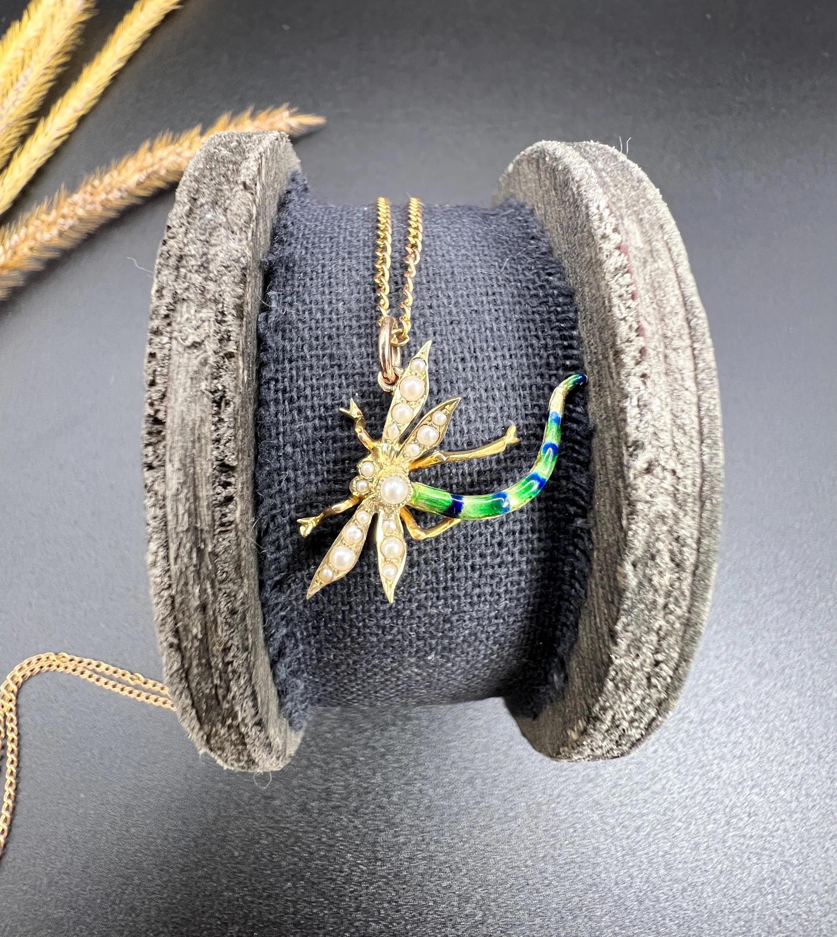 Antique 15ct Yellow Gold, Edwardian Enamel & Pearl Dragonfly Pendant Necklace In Good Condition In Brighton, GB