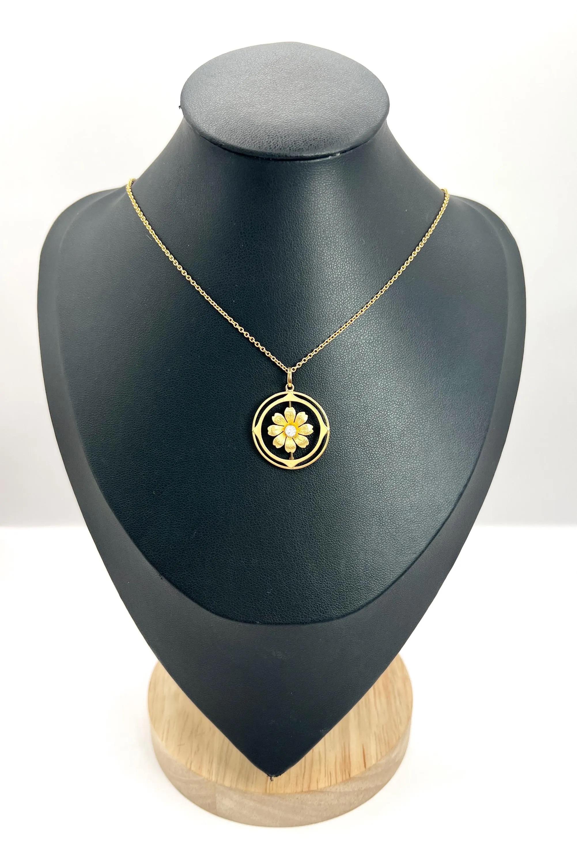 Antiker Blumenanhänger aus 15 Karat Gelbgold, runder Diamant in Form einer Blume, Edwardianische Ära (Brillantschliff) im Angebot