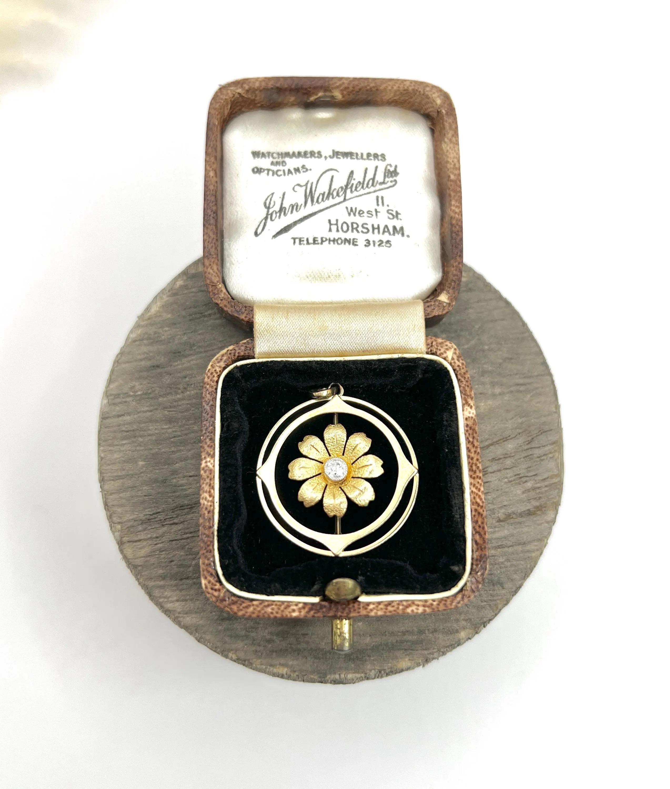 Antiker Blumenanhänger aus 15 Karat Gelbgold, runder Diamant in Form einer Blume, Edwardianische Ära im Zustand „Gut“ im Angebot in Brighton, GB