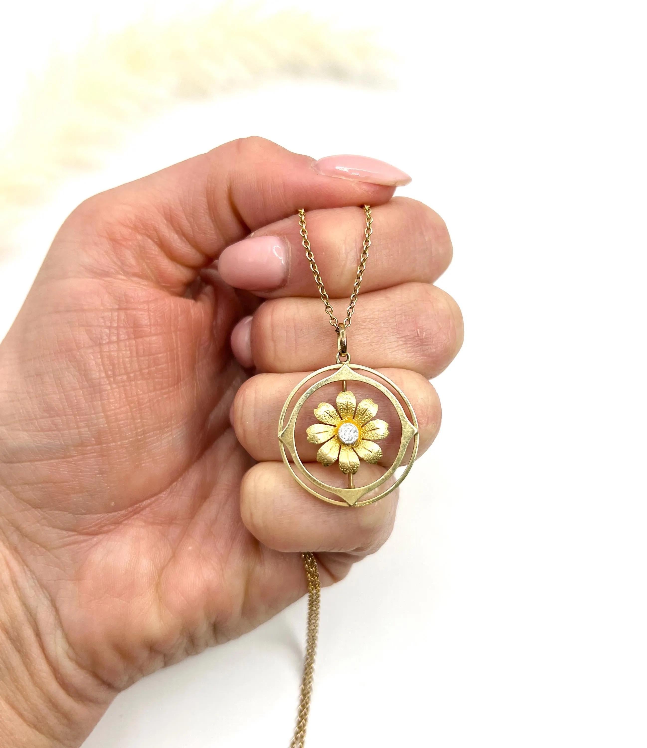 Antiker Blumenanhänger aus 15 Karat Gelbgold, runder Diamant in Form einer Blume, Edwardianische Ära für Damen oder Herren im Angebot