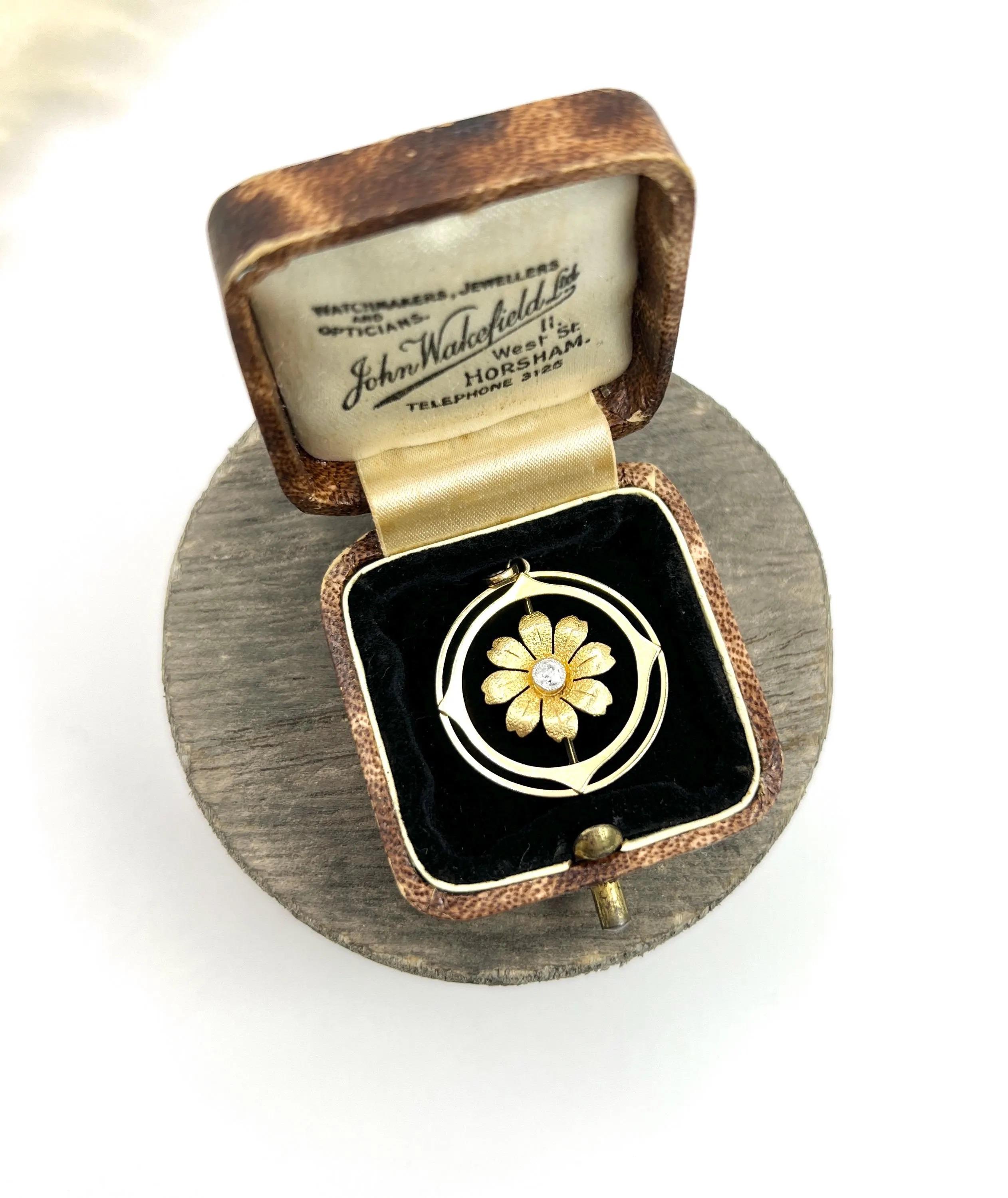 Antiker Blumenanhänger aus 15 Karat Gelbgold, runder Diamant in Form einer Blume, Edwardianische Ära im Angebot 1