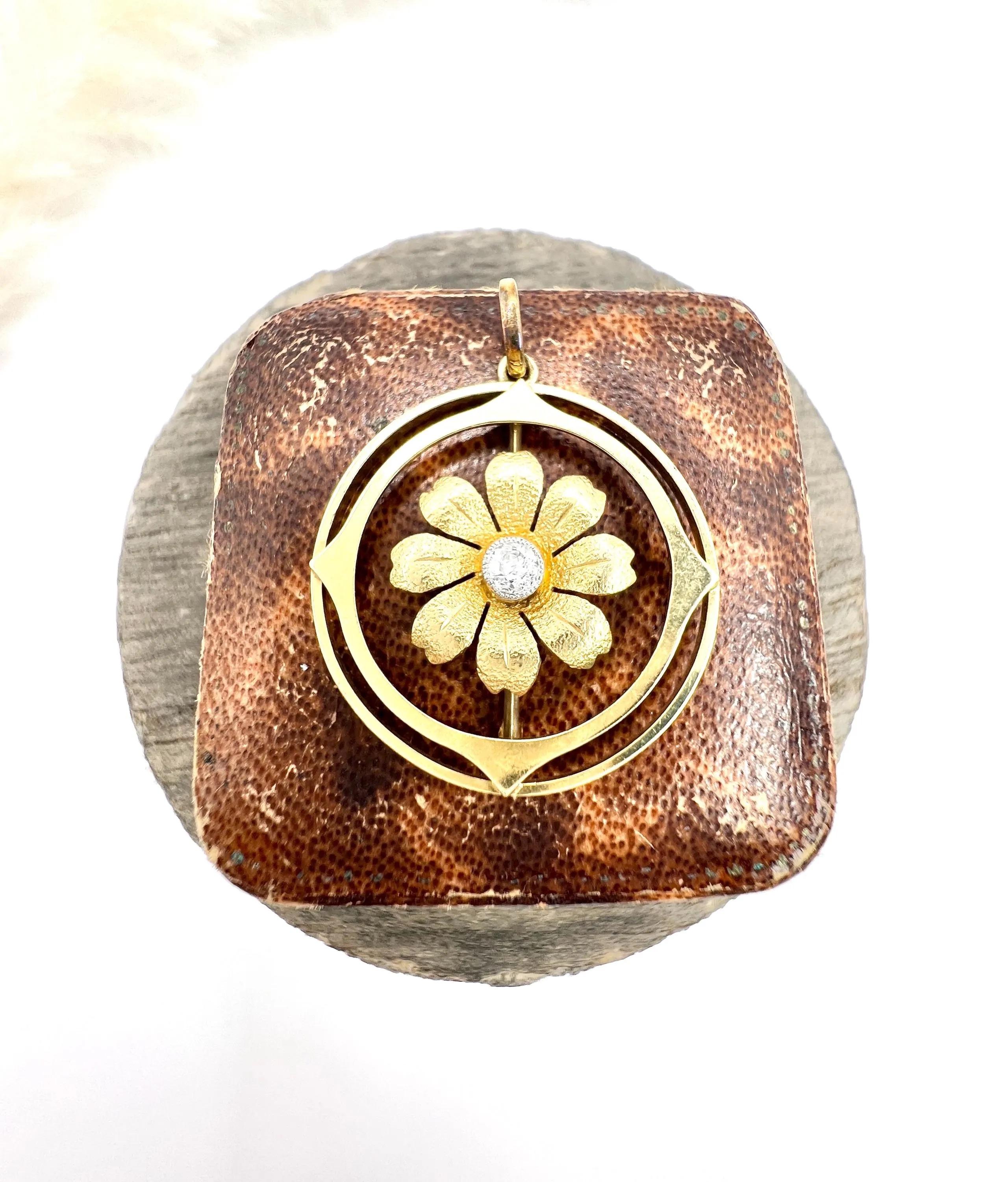Antiker Blumenanhänger aus 15 Karat Gelbgold, runder Diamant in Form einer Blume, Edwardianische Ära im Angebot 2