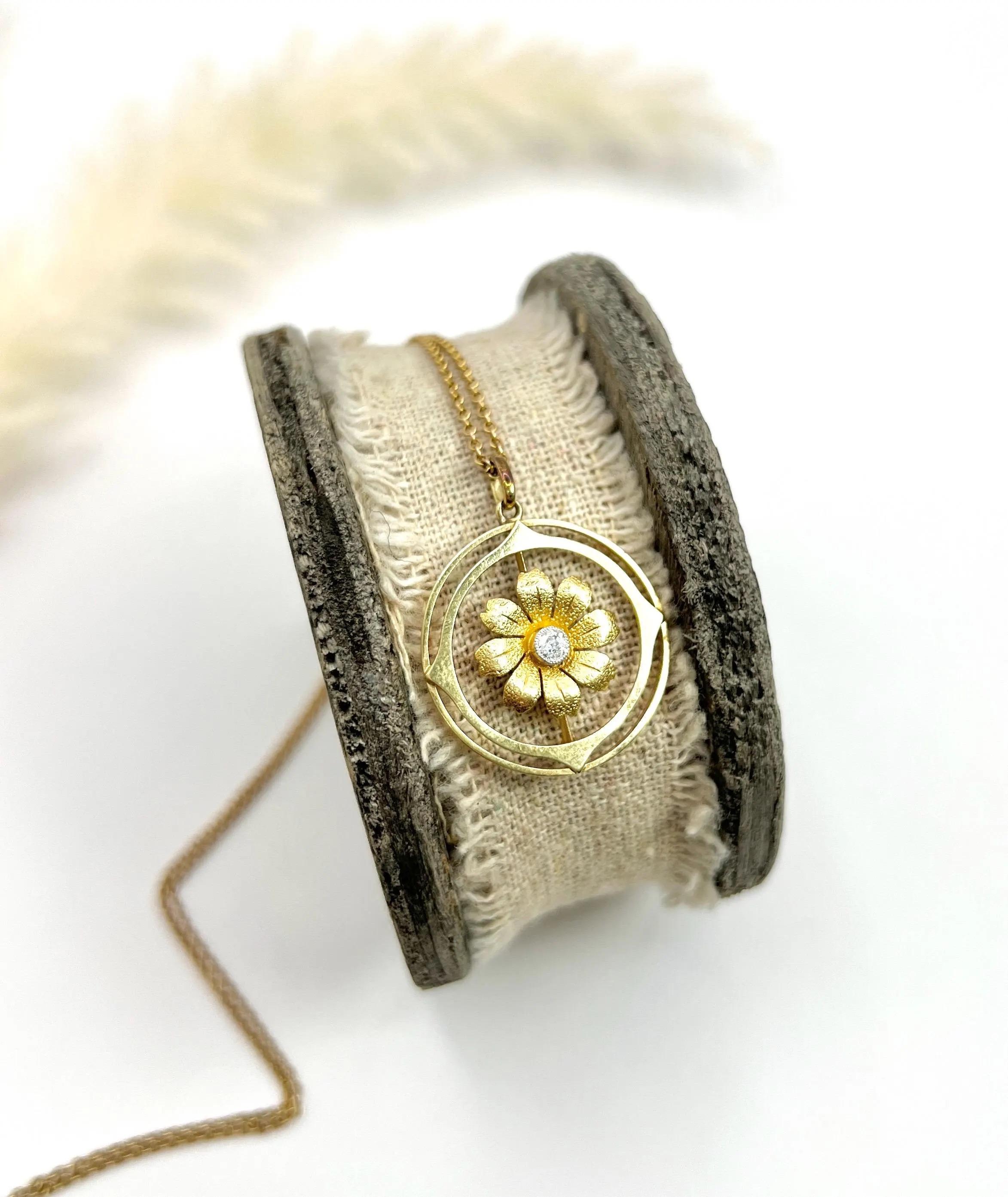 Antiker Blumenanhänger aus 15 Karat Gelbgold, runder Diamant in Form einer Blume, Edwardianische Ära im Angebot 3