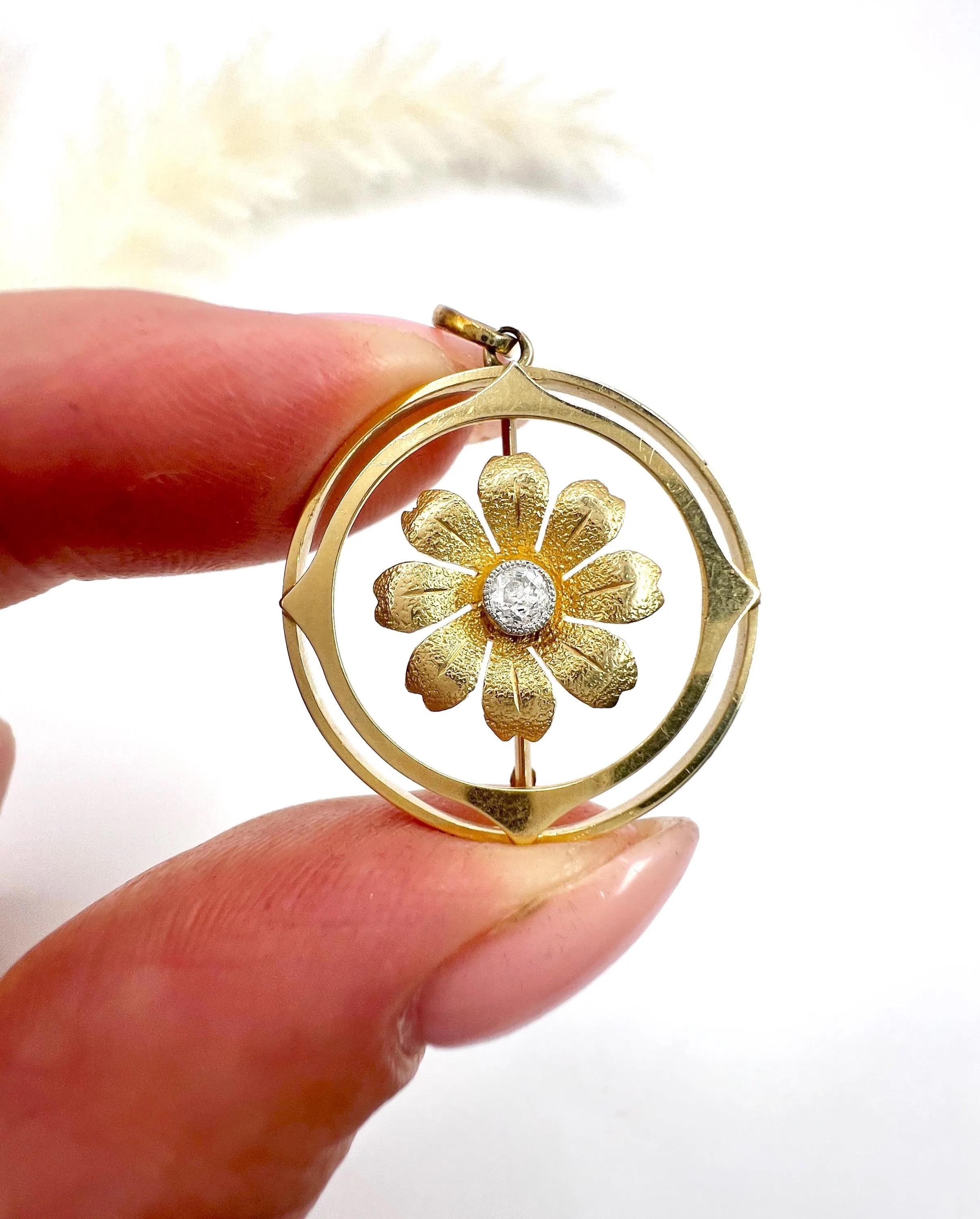 Antiker Blumenanhänger aus 15 Karat Gelbgold, runder Diamant in Form einer Blume, Edwardianische Ära im Angebot 4