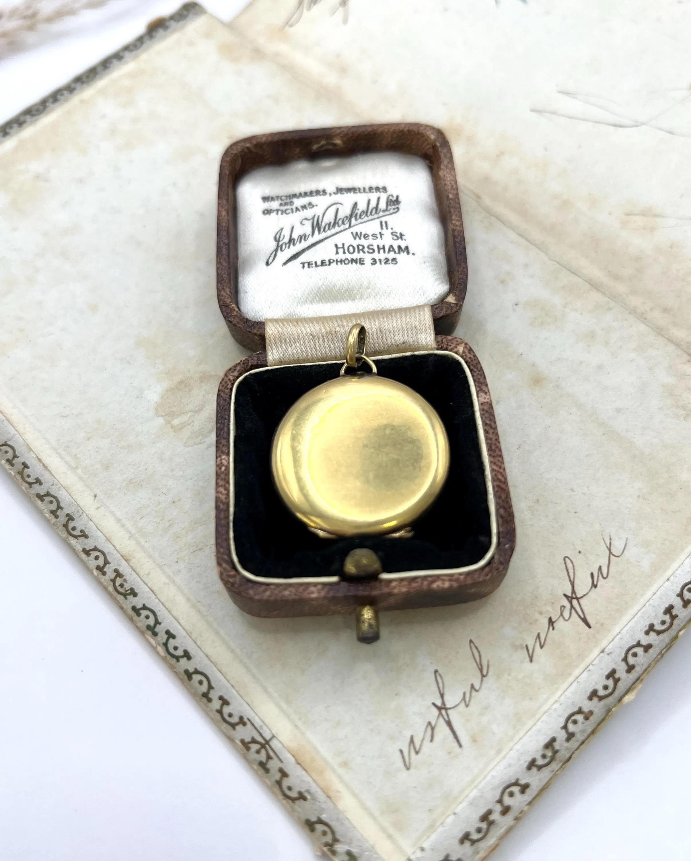 Antique 15ct Yellow Gold, Edwardian era Greek Key White Enamel Round Locket For Sale 6