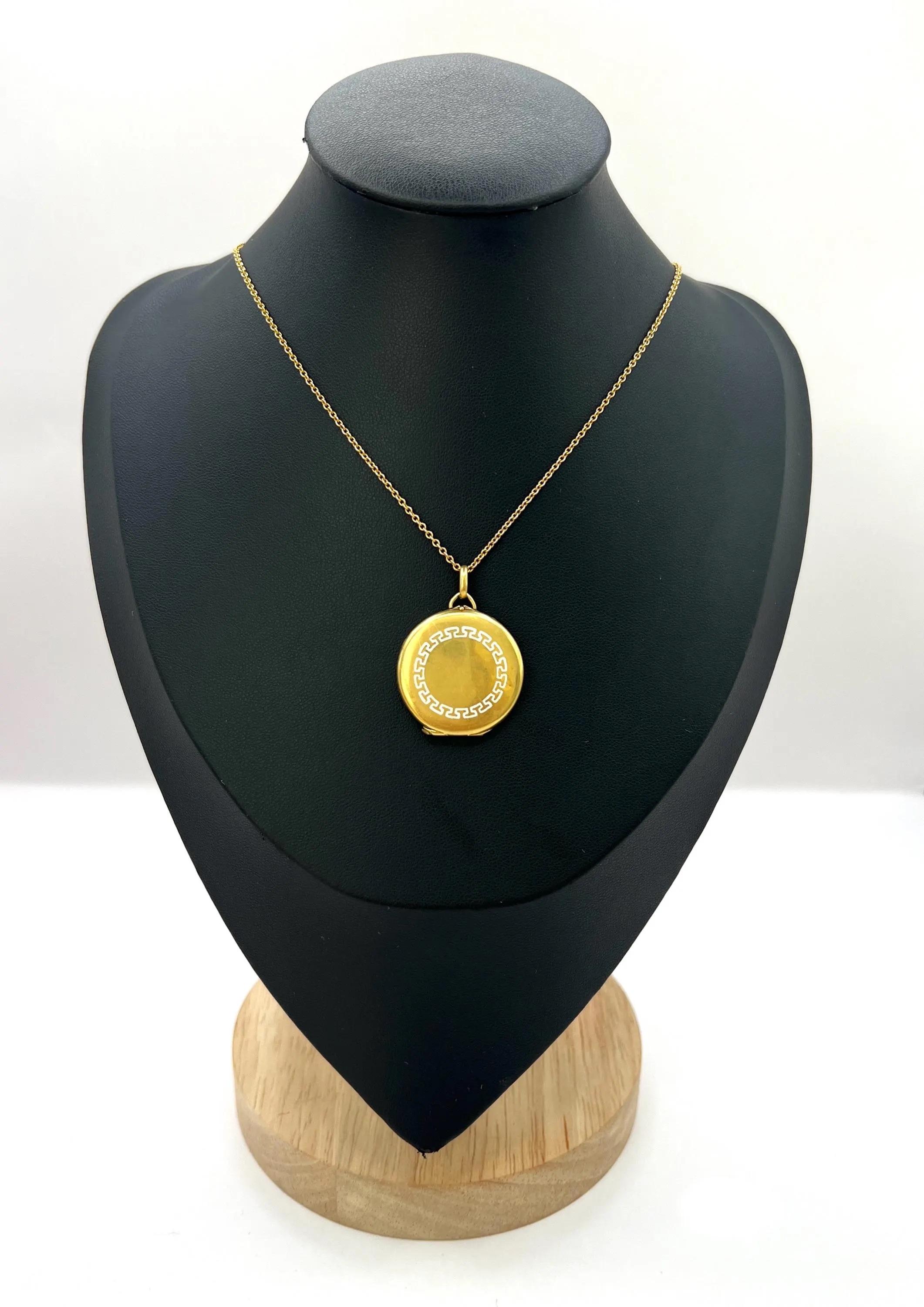 Antique 15ct Yellow Gold, Edwardian era Greek Key White Enamel Round Locket In Good Condition For Sale In Brighton, GB