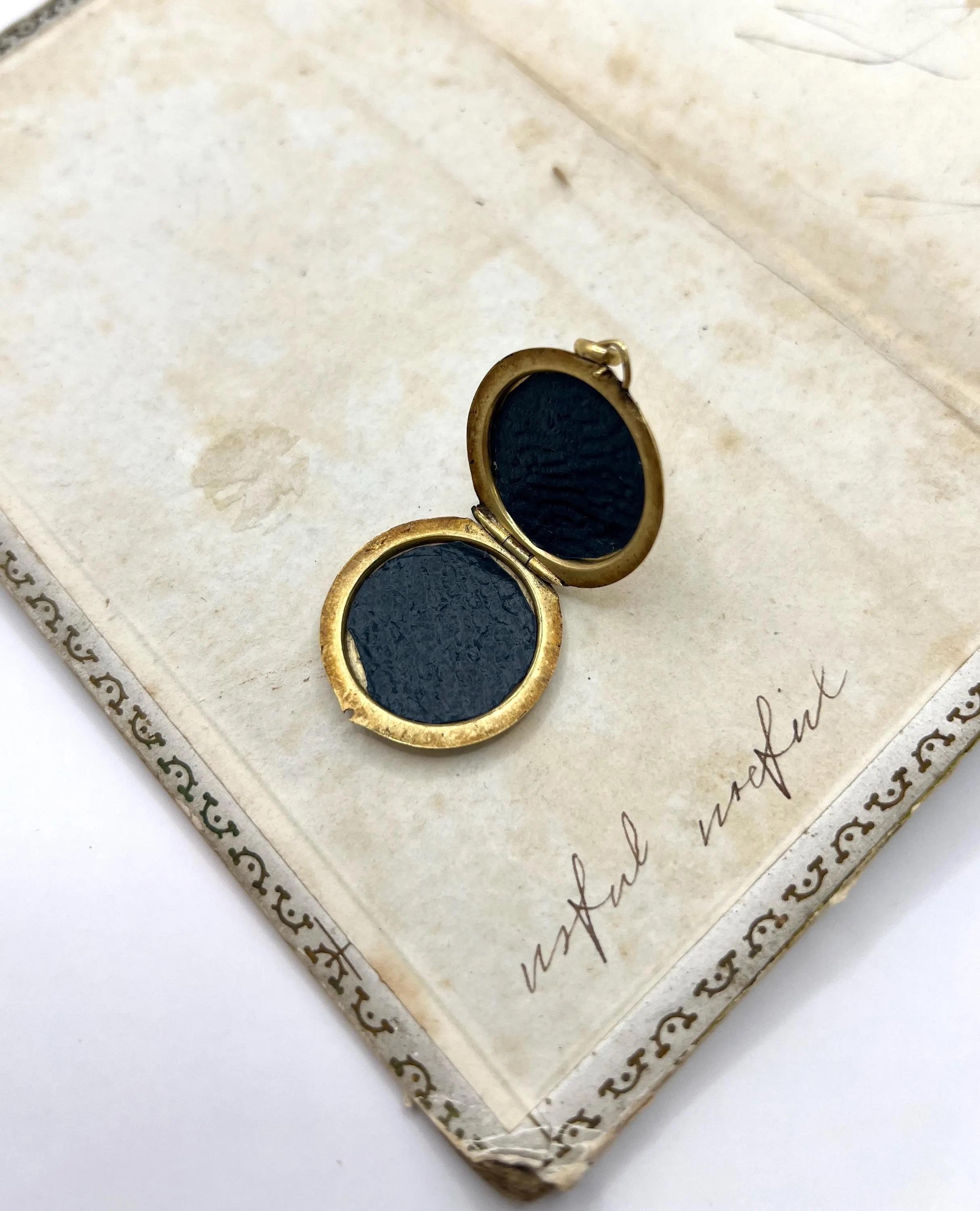 Antique 15ct Yellow Gold, Edwardian era Greek Key White Enamel Round Locket For Sale 1