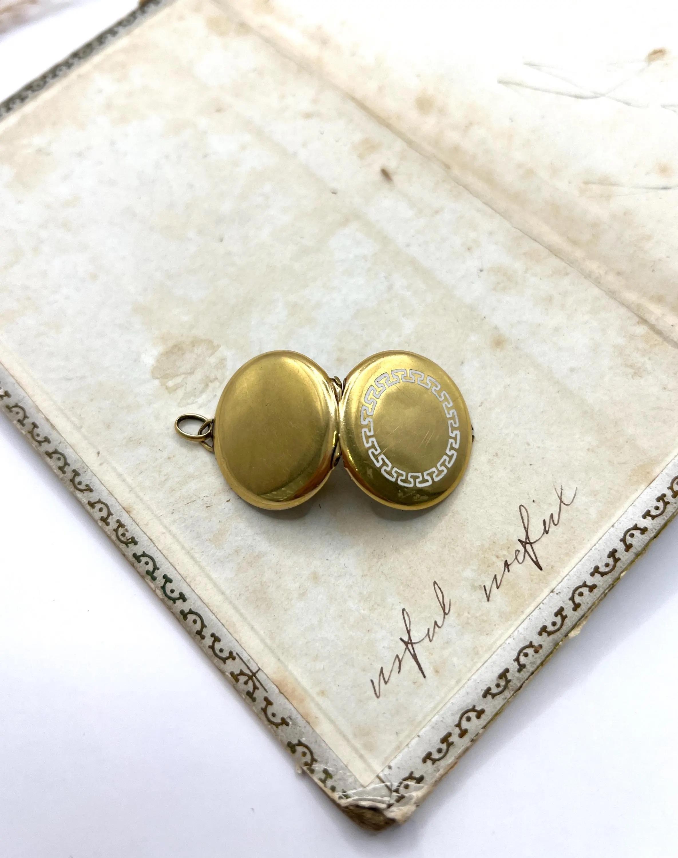 Antique 15ct Yellow Gold, Edwardian era Greek Key White Enamel Round Locket For Sale 2